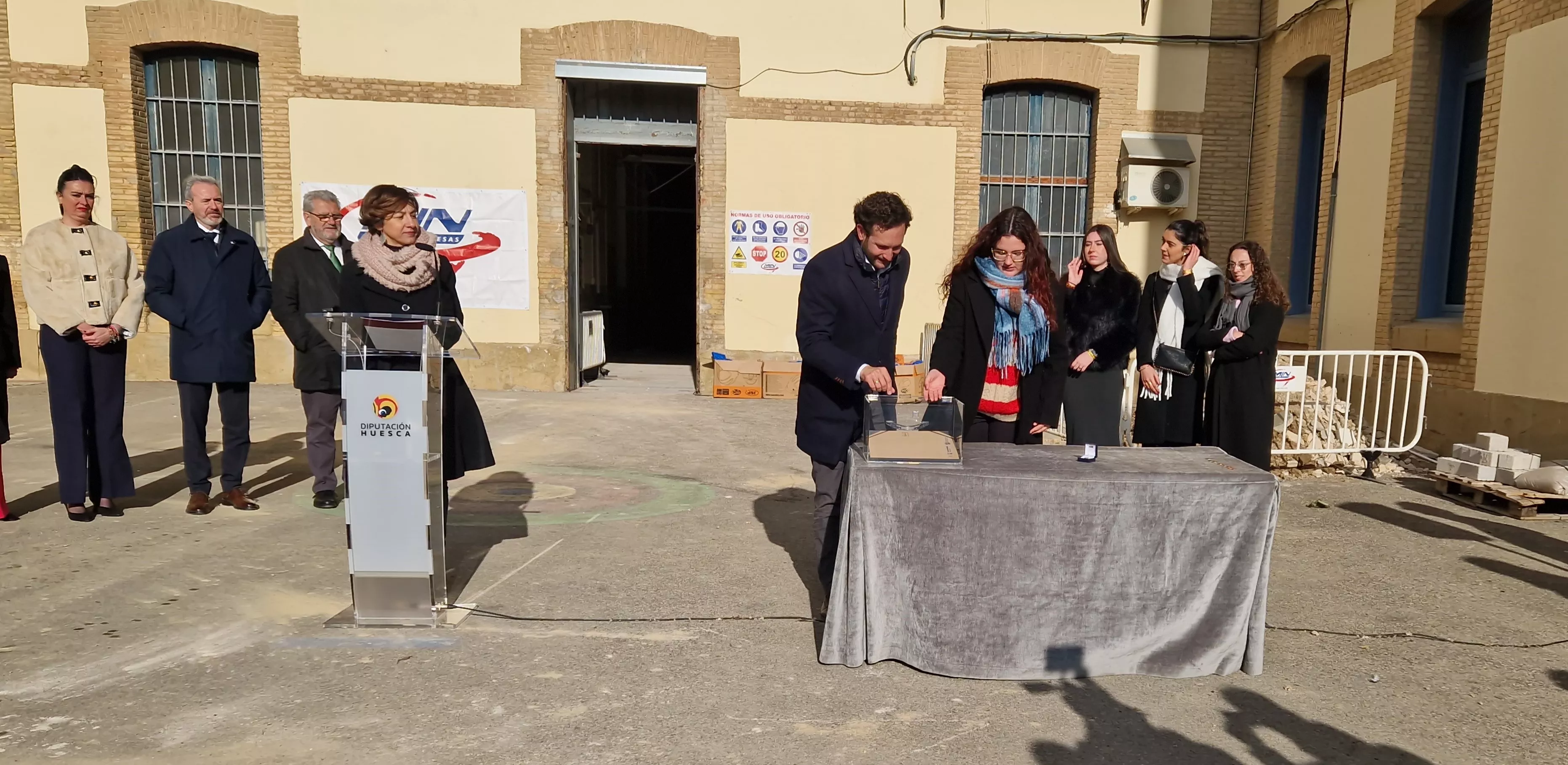 Primera piedra de la Facultad de Medicina de Huesca. Foto Myriam Martínez 