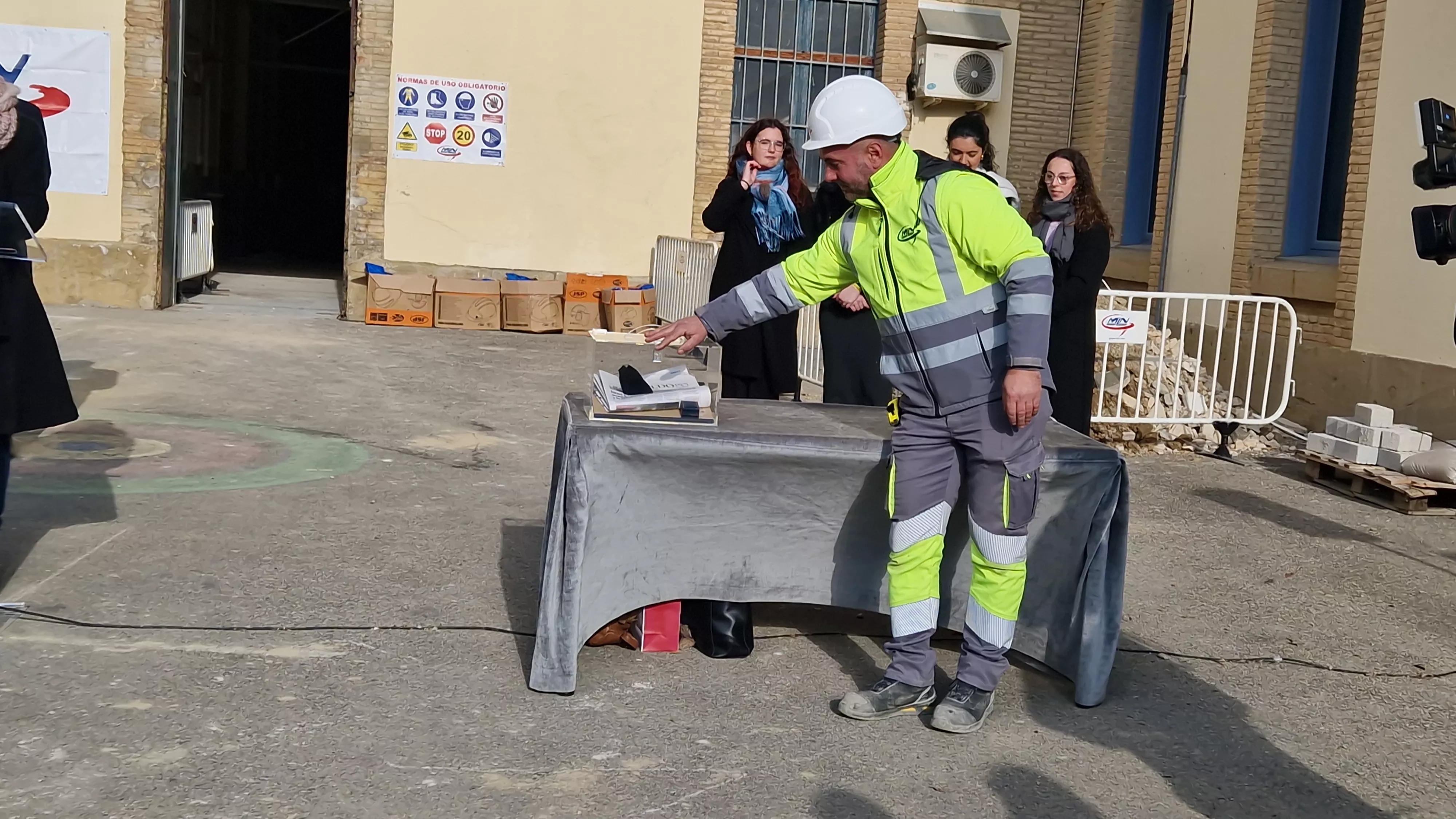 Primera piedra de la Facultad de Medicina de Huesca. Foto Myriam Martínez 