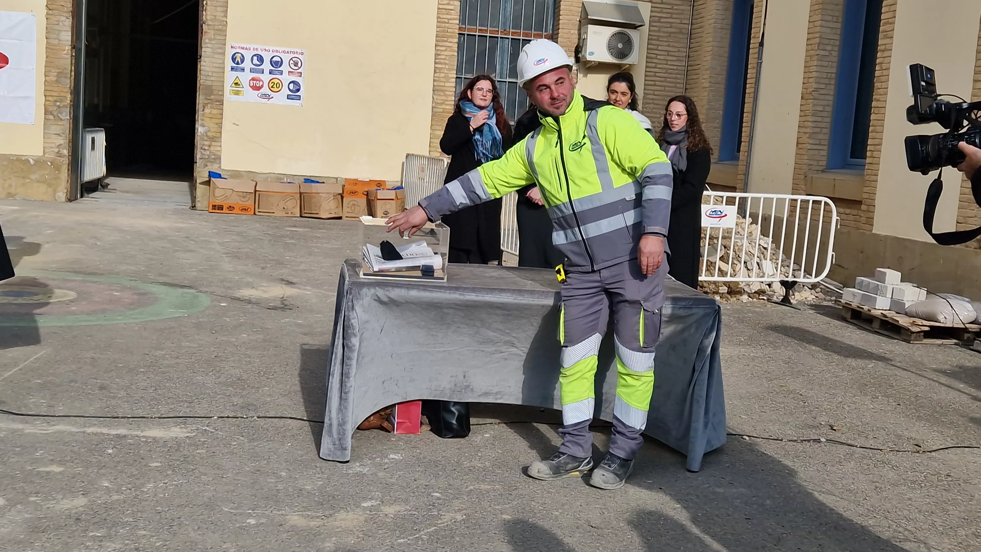 Primera piedra de la Facultad de Medicina de Huesca. Foto Myriam Martínez 