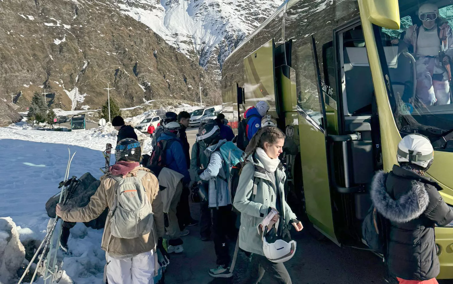 Bus Blanco de Sobrarbe en una de sus salidas el invierno pasado.