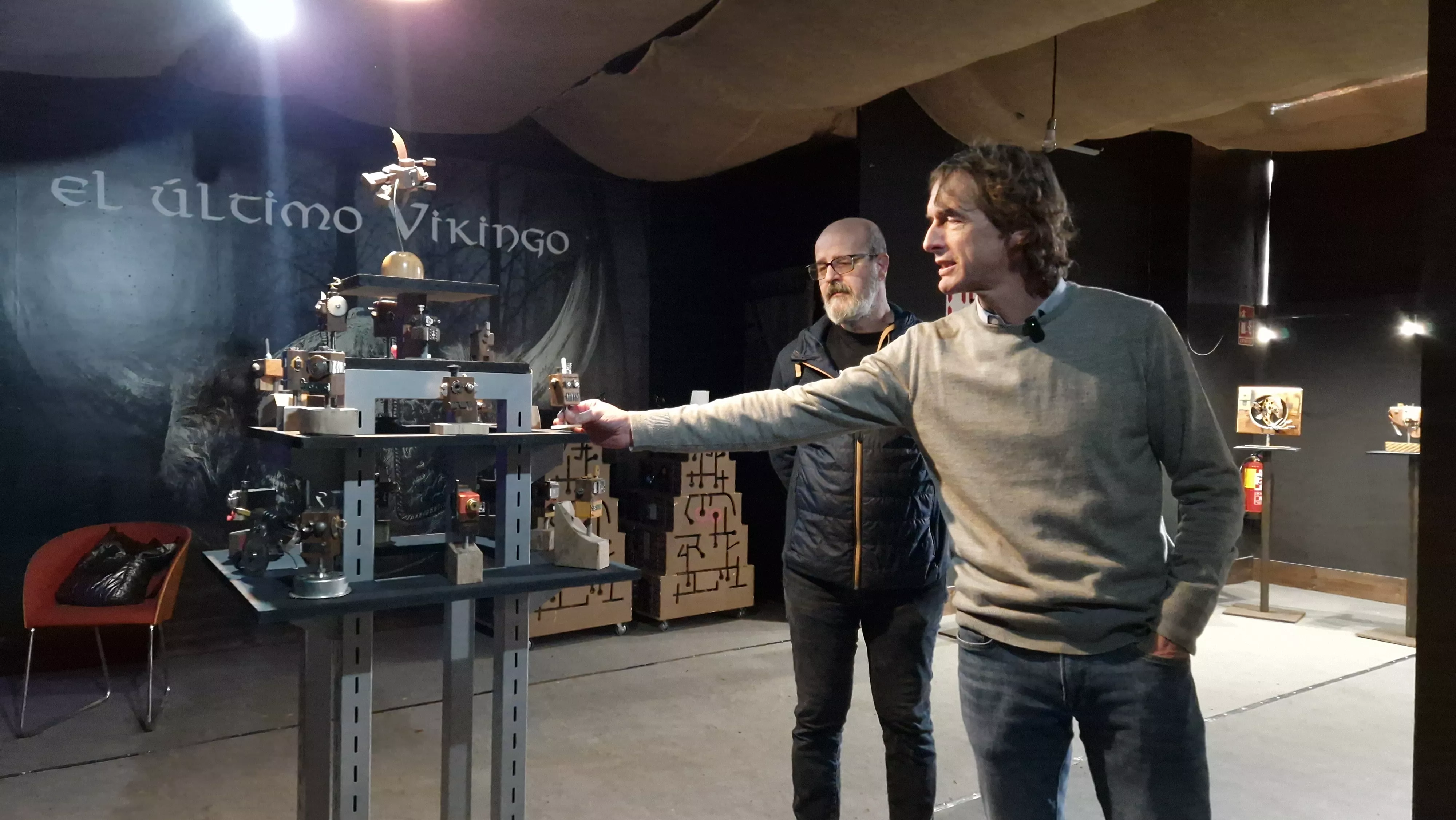 Valero Biarge observa una de las obras de Nico Malo.  Foto Myriam Martínez