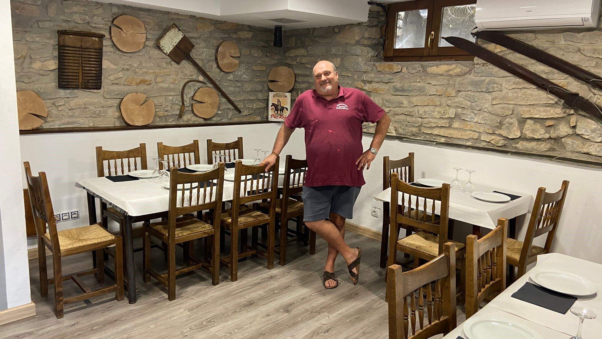 Agustín Jiménez Lucha en la sala de su borda.