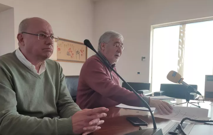 Roberto Dieste acompañado por Leo Carranza en la rueda de prensa.