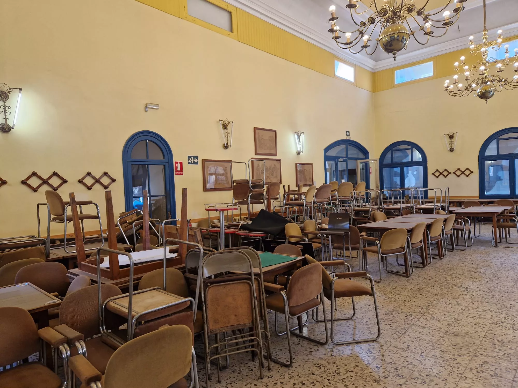 Material apilado en una de las salas del Centro Aragonés en Barcelona.