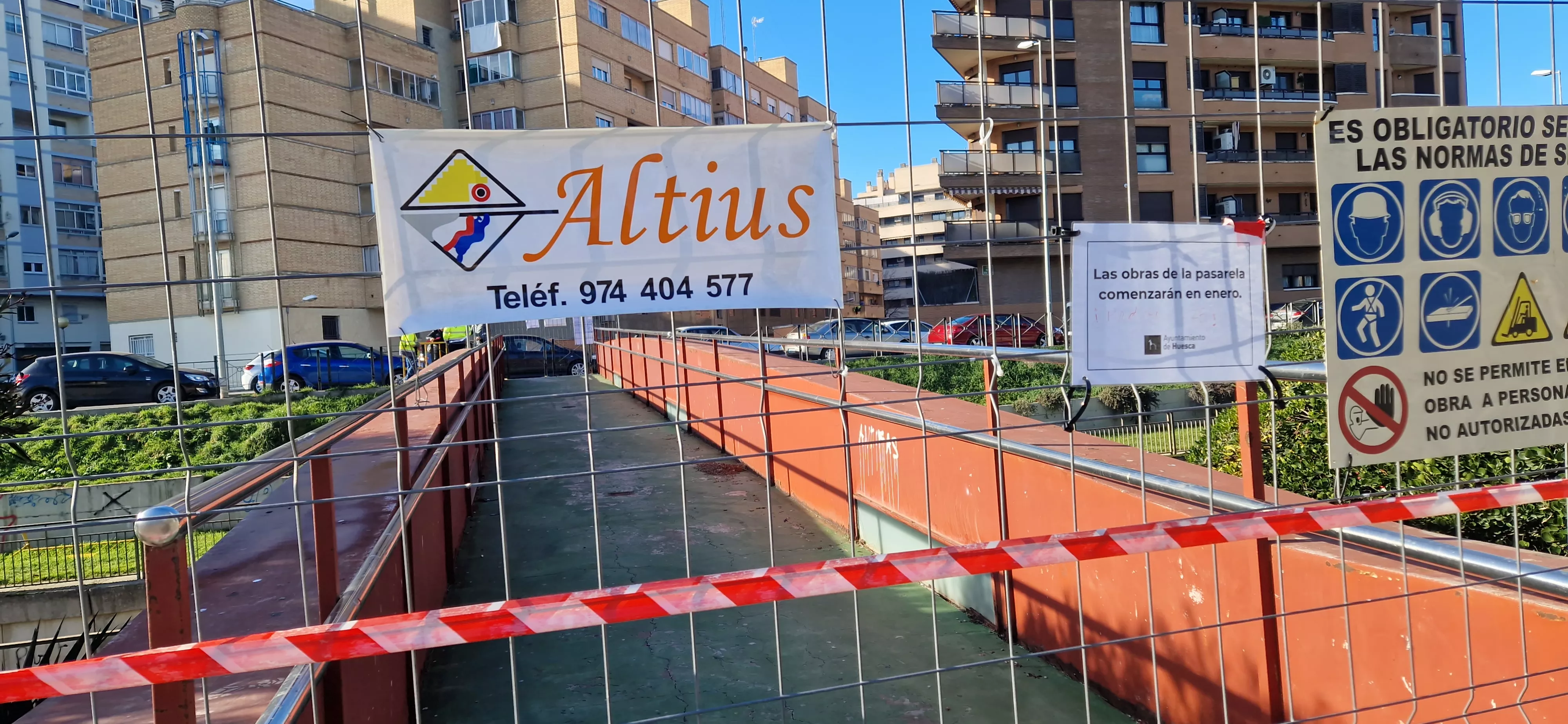 Inicio de la rehabilitación de la pasarela peatonal sobre el río Isuela. Foto Myriam Martínez