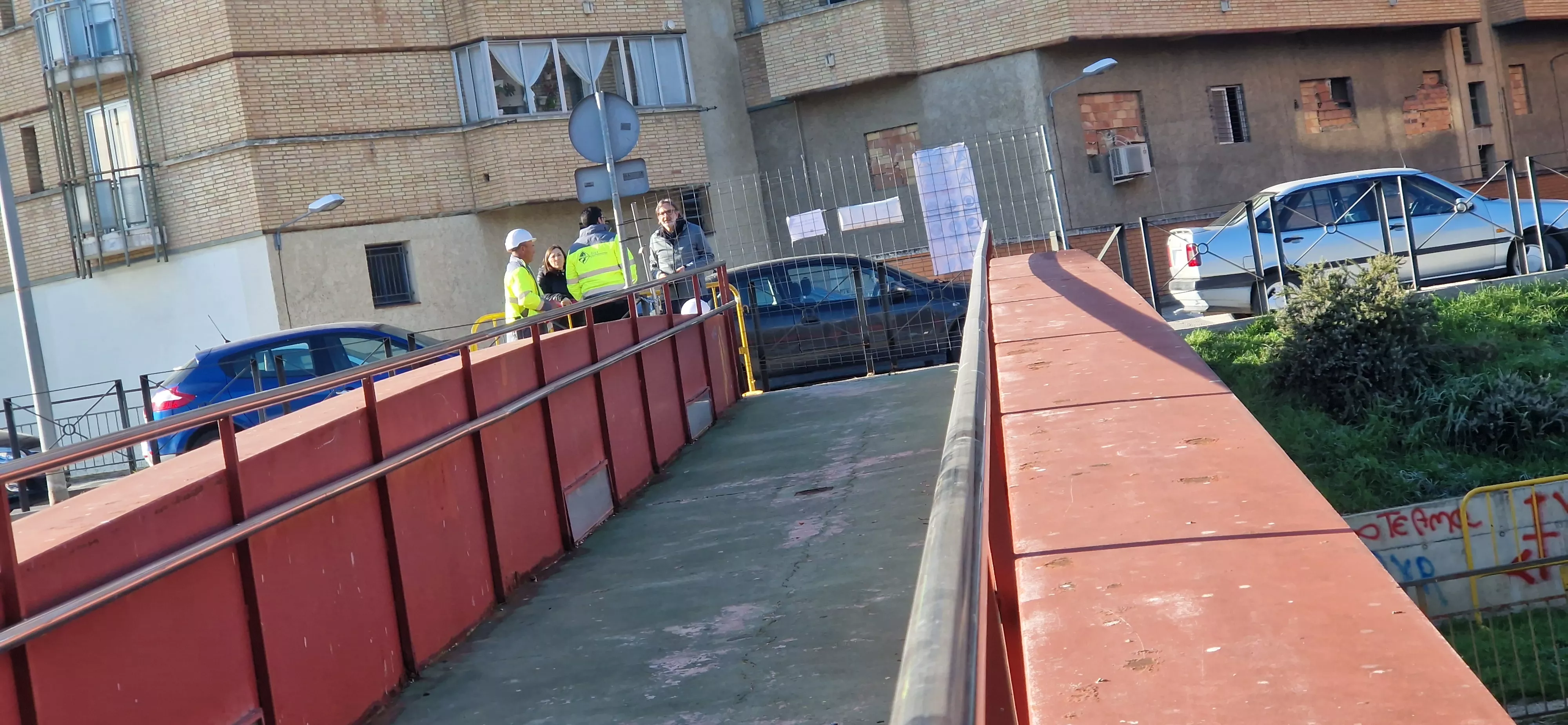 Inicio de la rehabilitación de la pasarela peatonal sobre el río Isuela. Foto Myriam Martínez