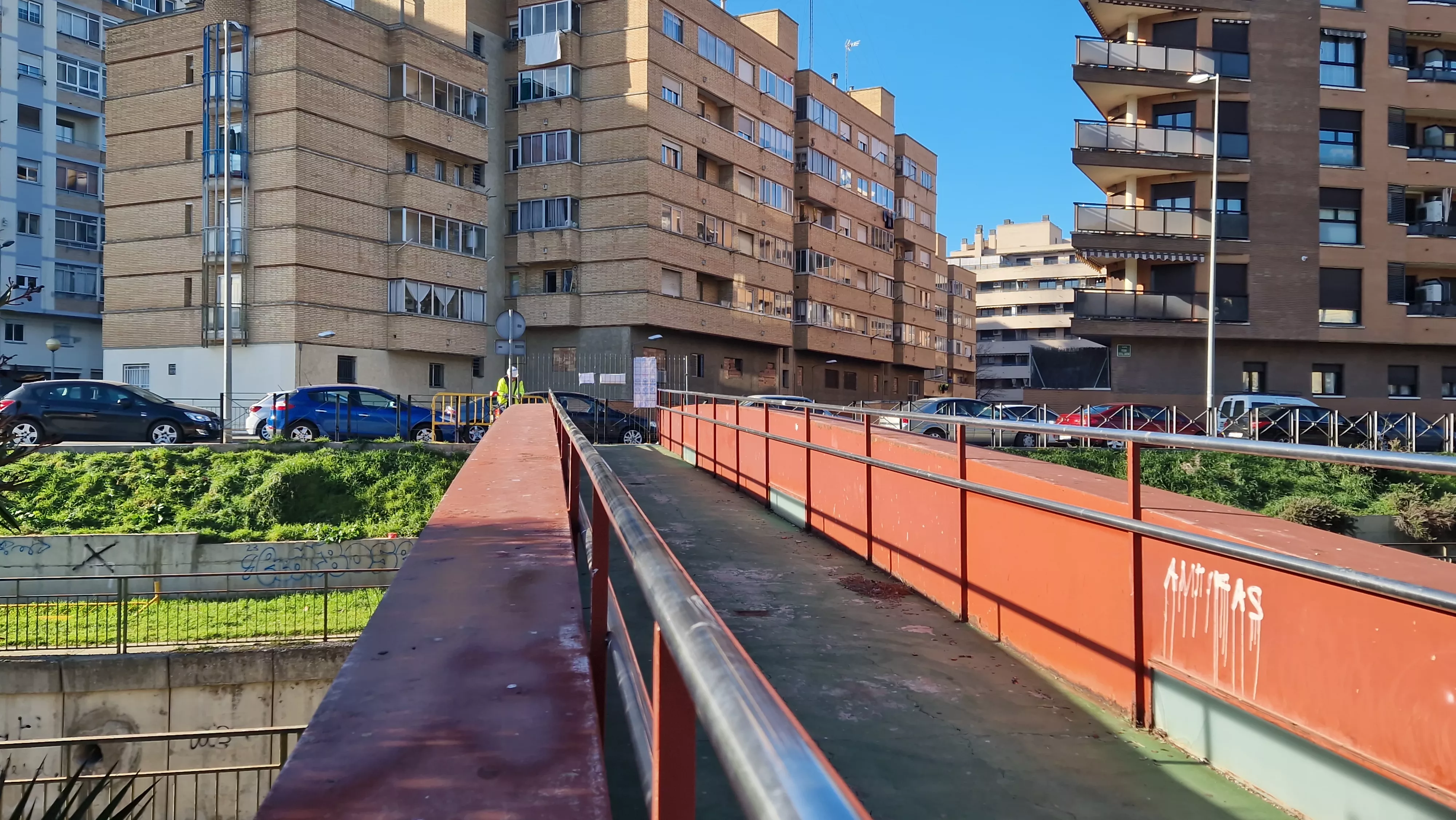 Inicio de la rehabilitación de la pasarela peatonal sobre el río Isuela. Foto Myriam Martínez