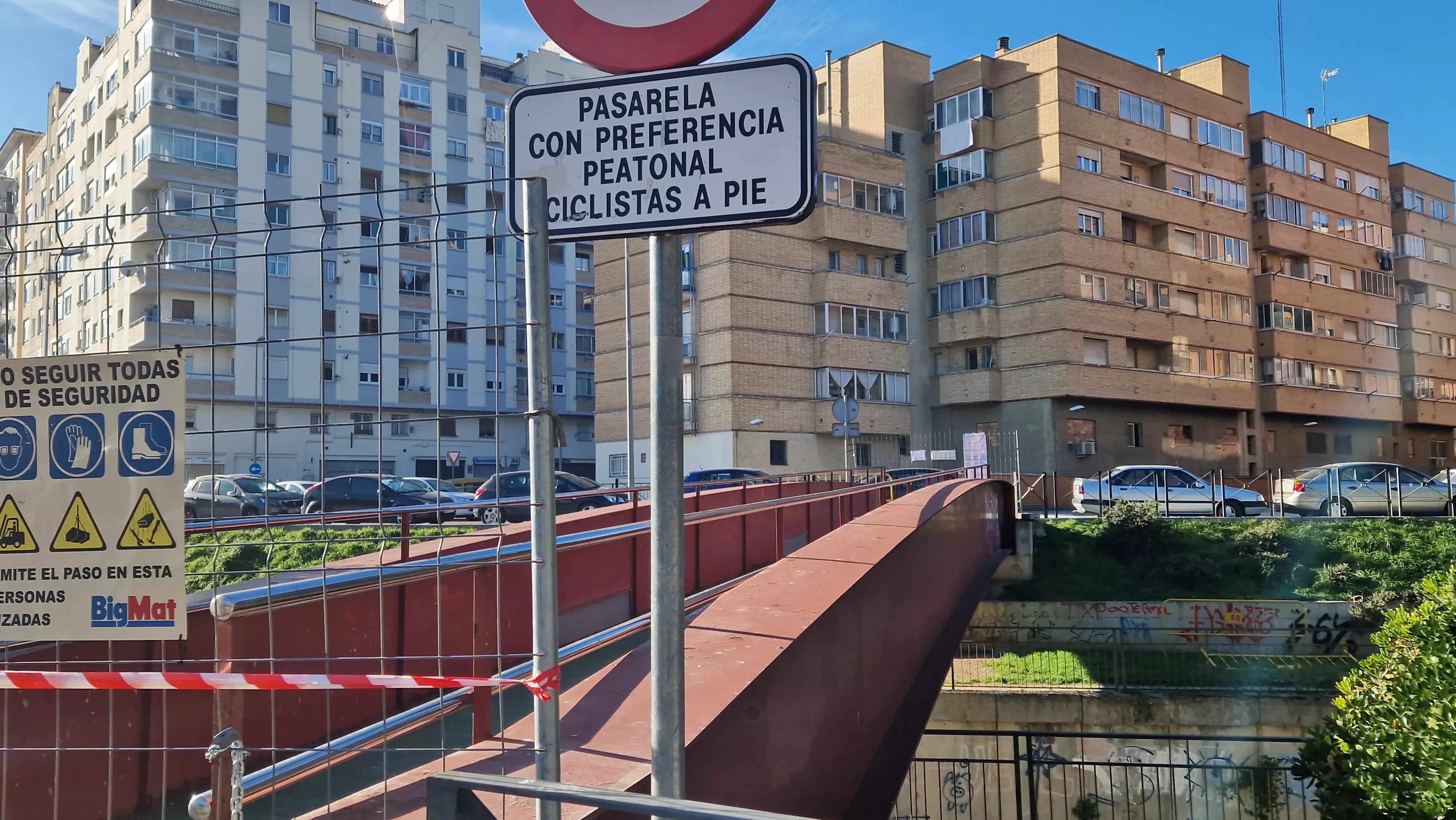 Inicio de la rehabilitación de la pasarela peatonal sobre el río Isuela. Foto Myriam Martínez