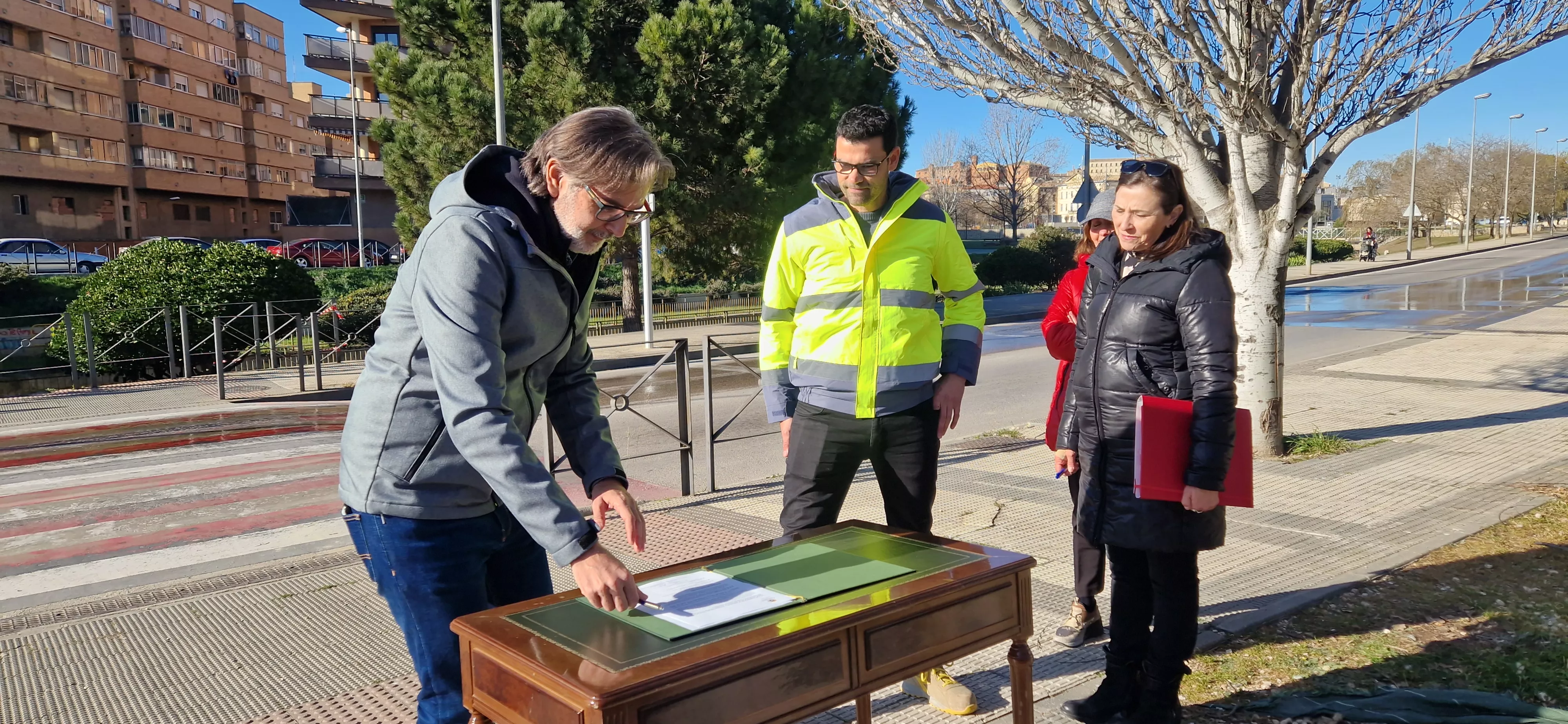 Iván Rodríguez, firmando el contrato de la obra. Foto Myriam Martínez