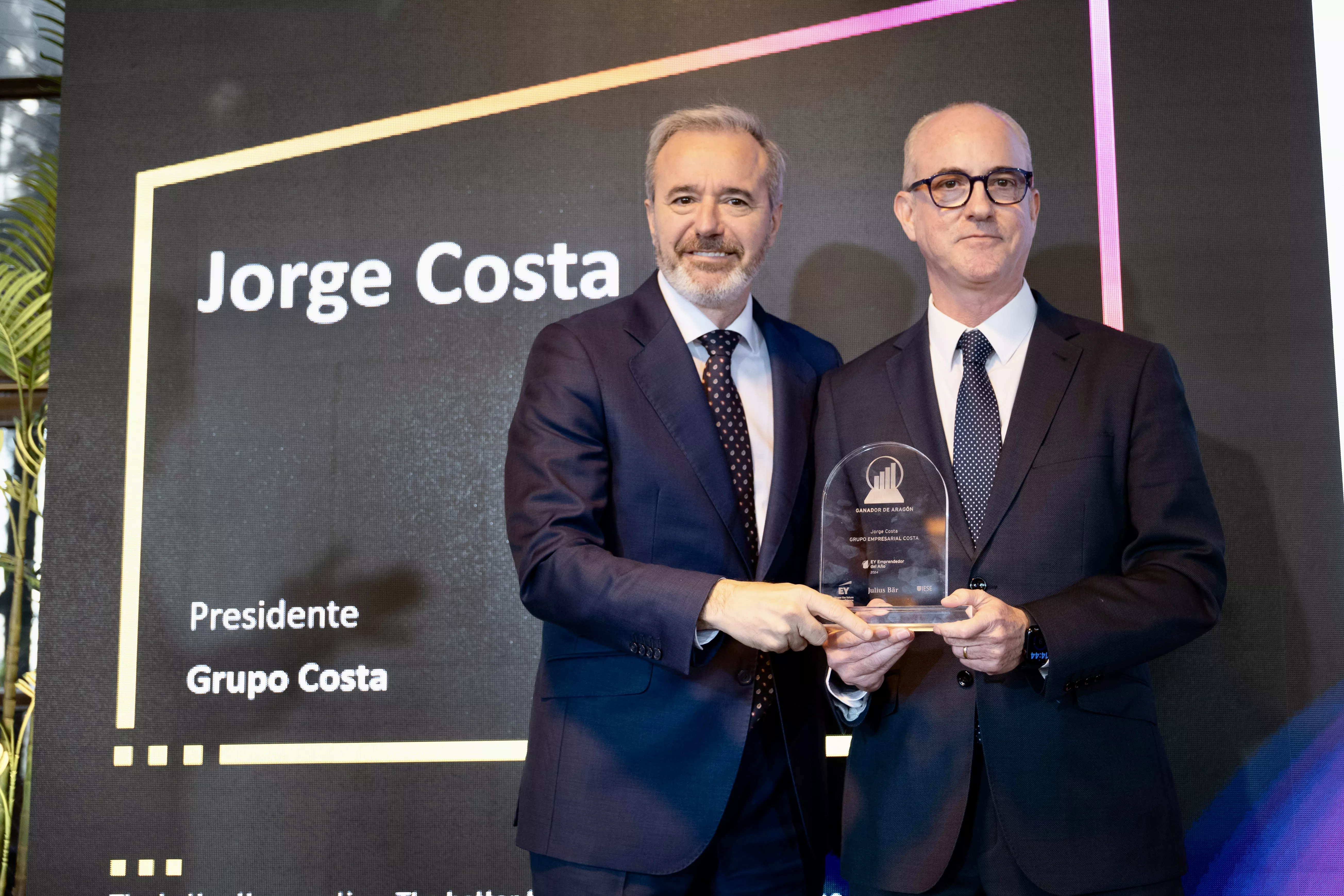 Jorge Azcón y Jorge Costa en la entrega del premio EY