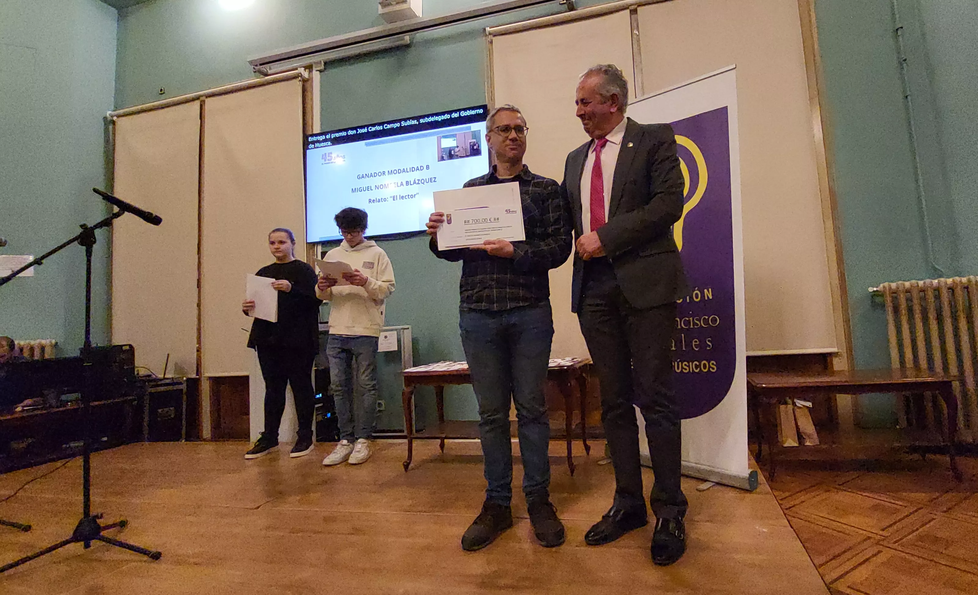 Miguel Nombela recoge el primer premio del Concurso de Relatos. Foto Mercedes Manterola