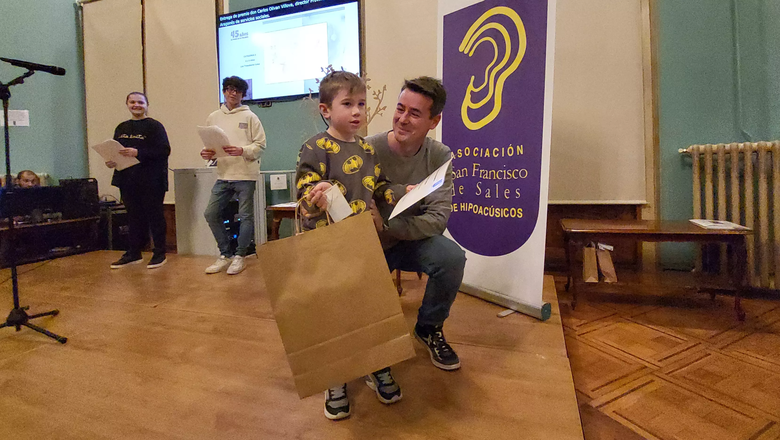 El pequeño Leo Trasobares recoge el premio. Foto Mercedes Manterola