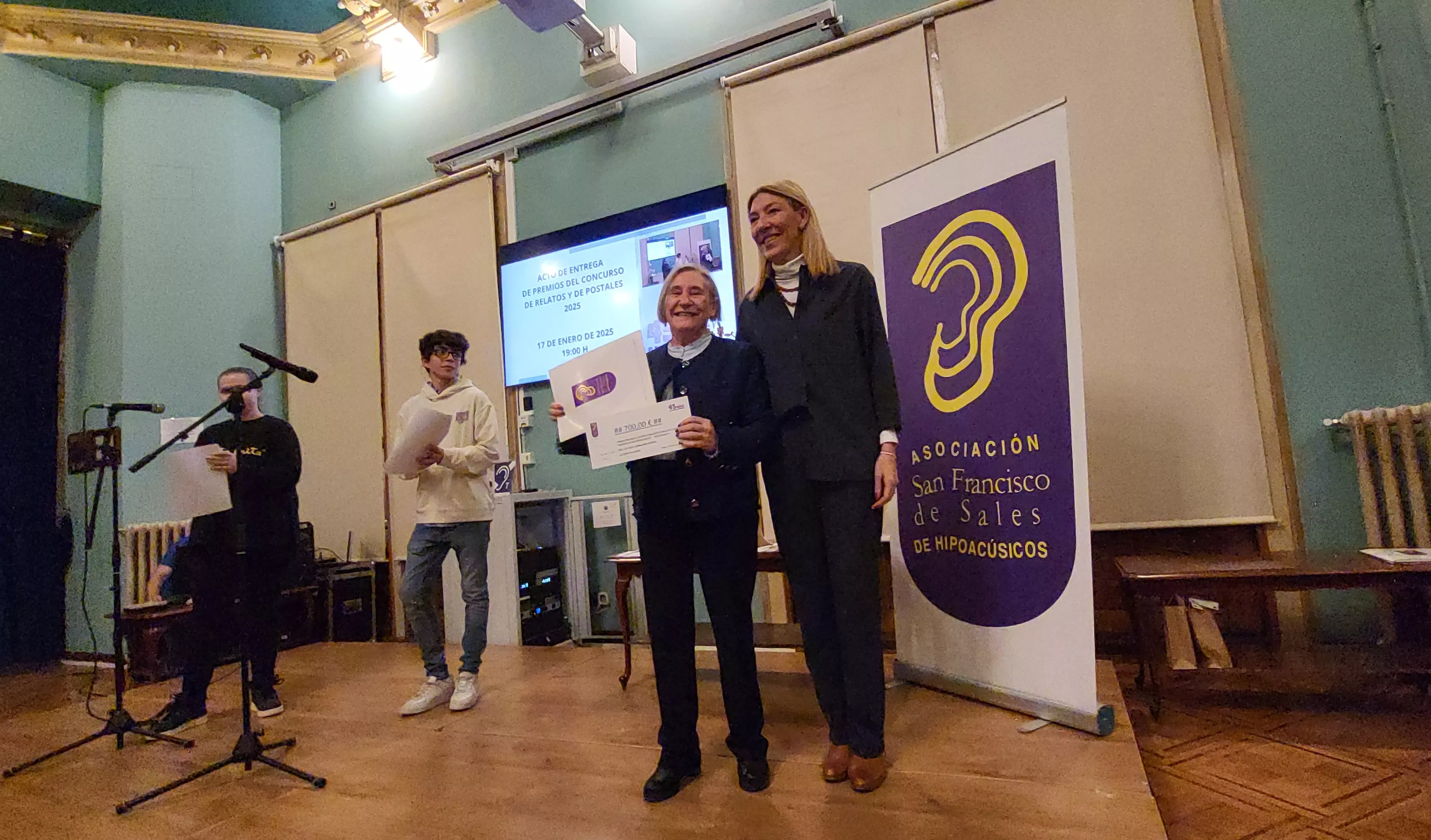 Pilar Calvo recoge el premio de María Jesús Cañamares. Foto Mercedes Manterola
