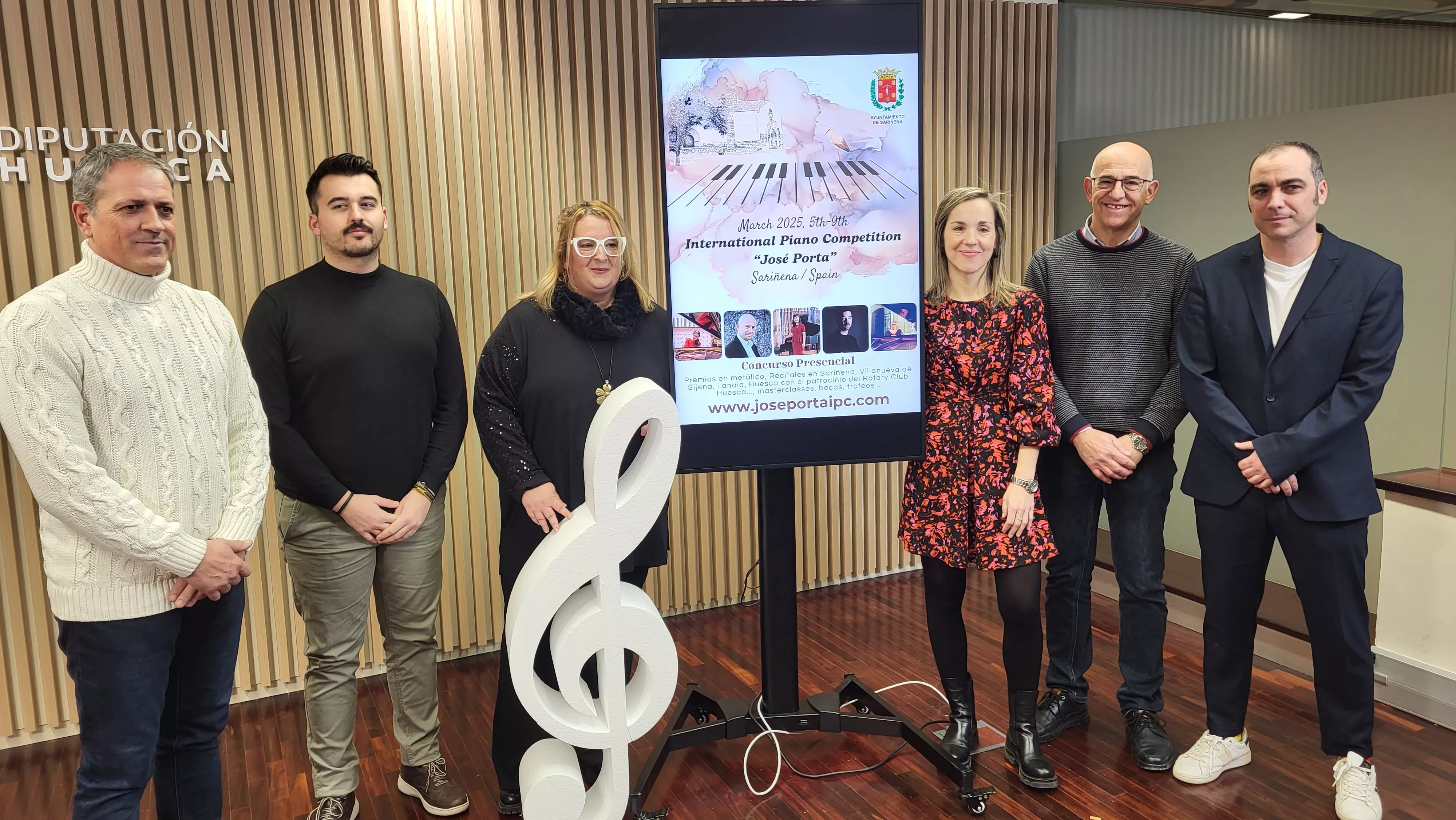 Valeriano Tella, Mascún Ariste, Nati Ballarín, Irene López, Francisco Villellas y Carlos Sampériz en la presentación del Concurso Internacional de Piano José Porta de Sariñena