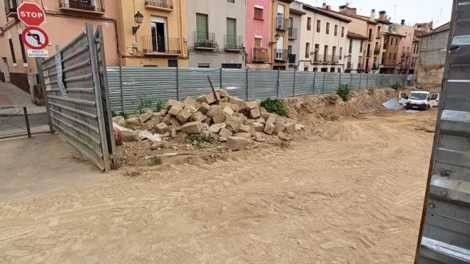 Piedras sillares amontonadas en la entrada del solar