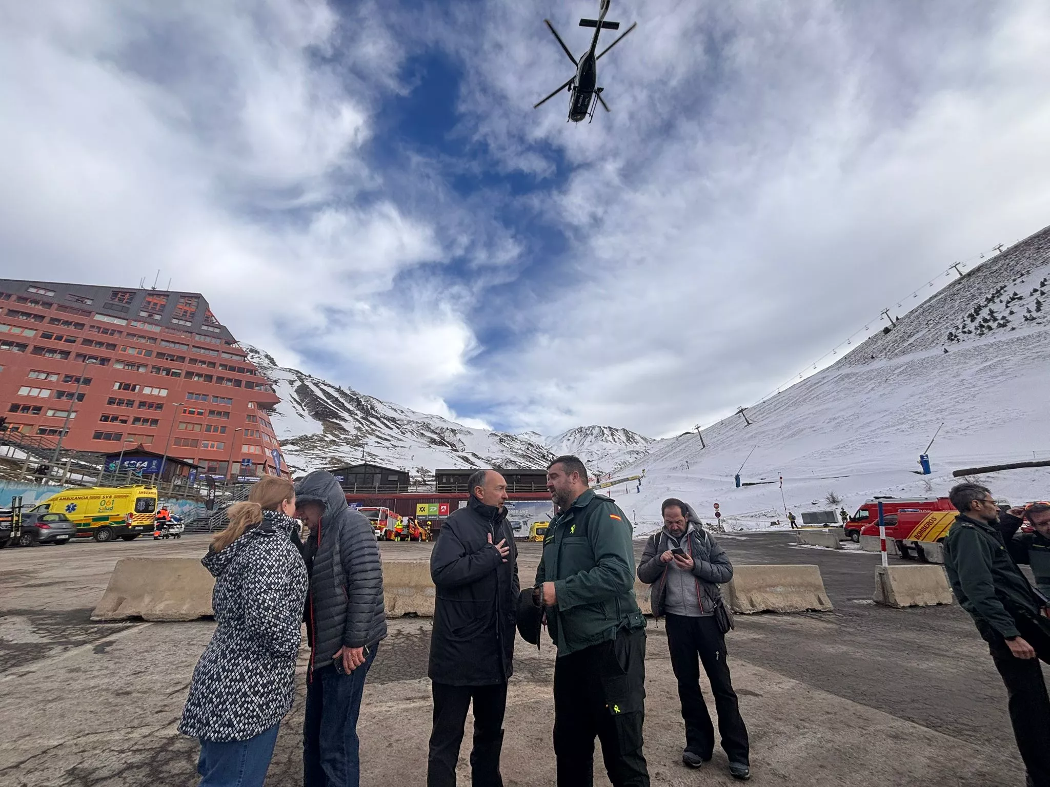 El delegado del Gobierno, Fernando Beltrán, con el teniente coronel José Enrique Cordobés, en Astún.