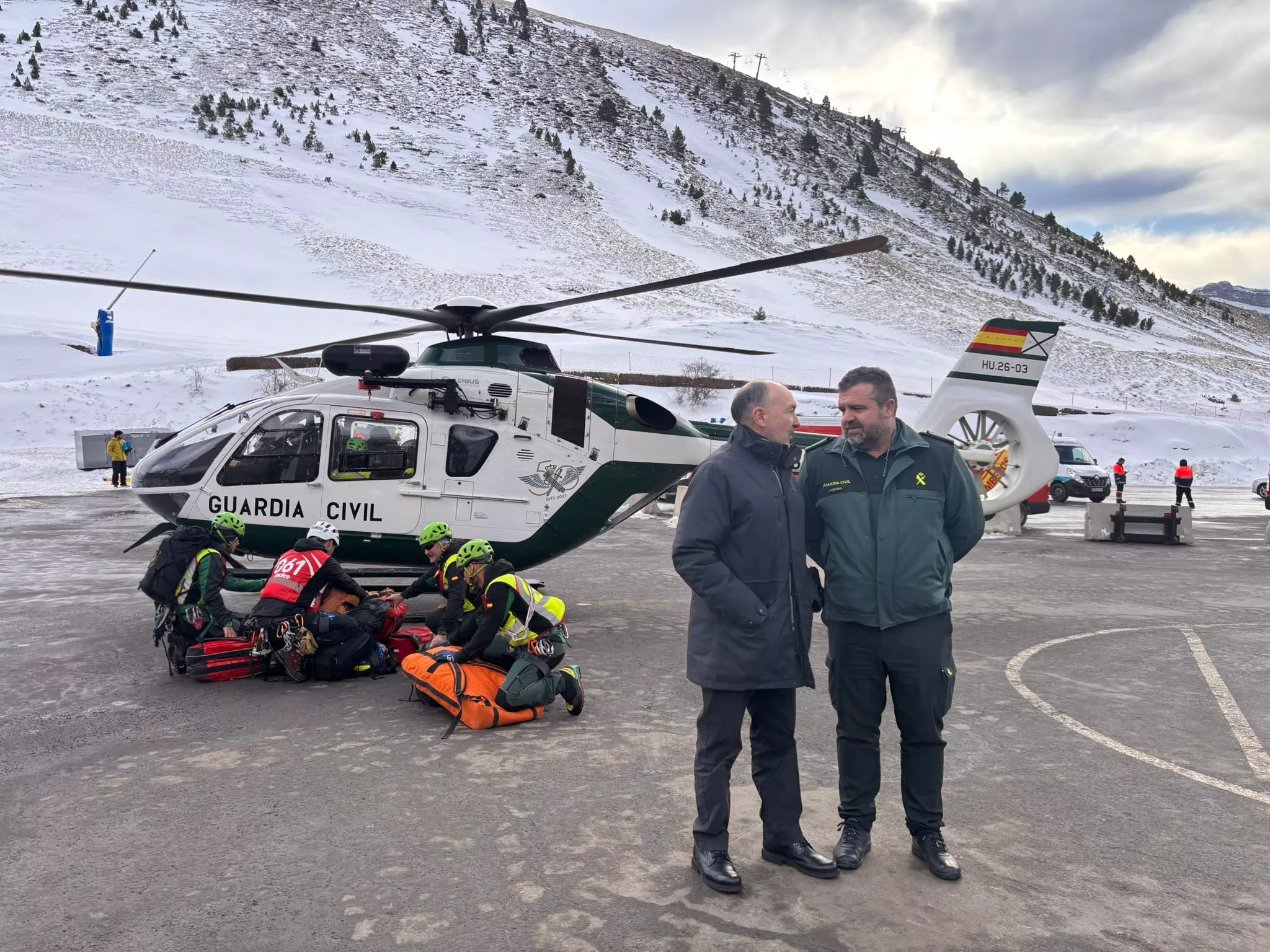 El delegado del Gobierno, Fernando Beltrán, con el teniente coronel José Enrique Cordobés, en Astún.