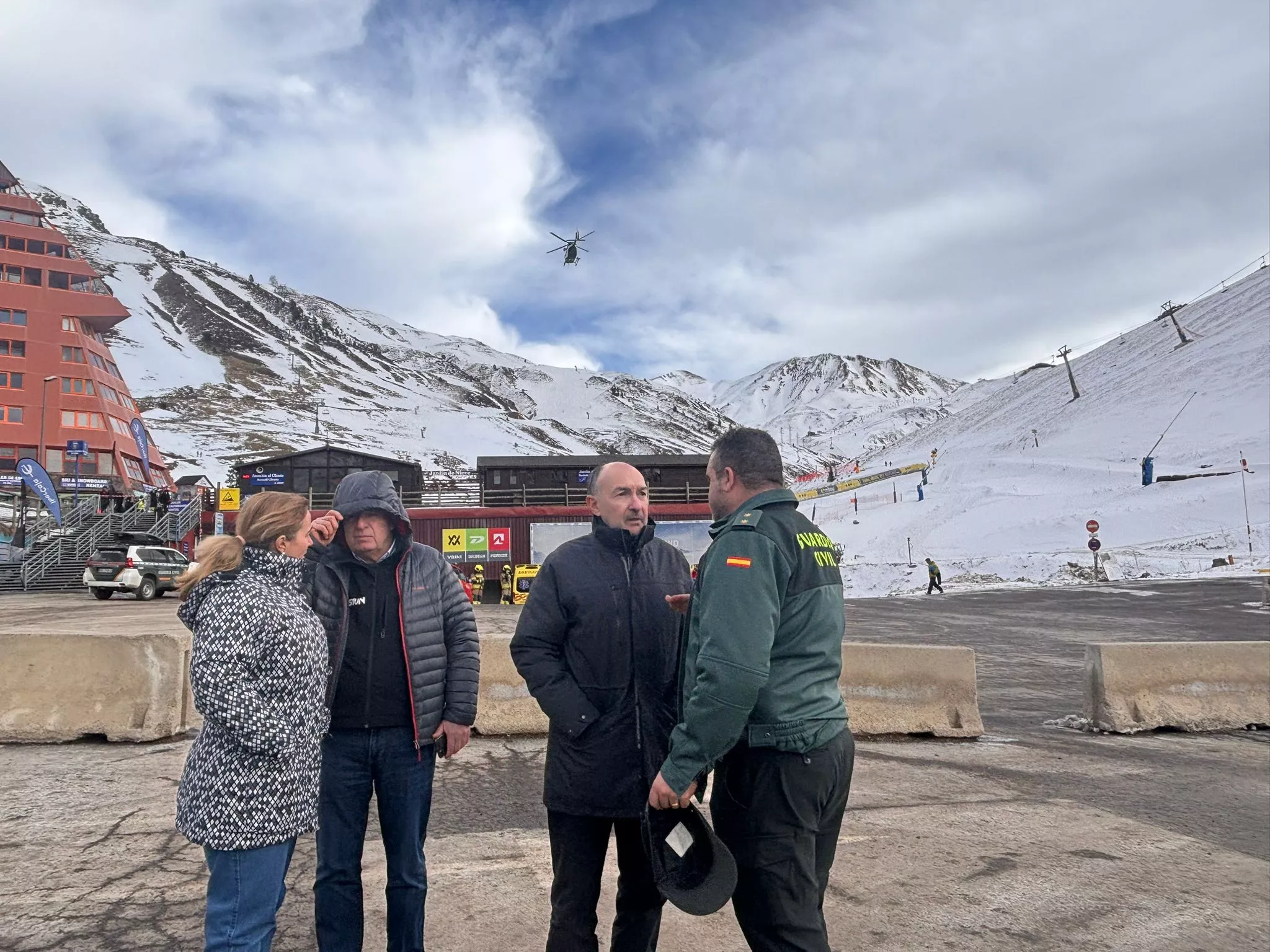 El delegado del Gobierno, Fernando Beltrán, con el teniente coronel José Enrique Cordobés, en Astún.