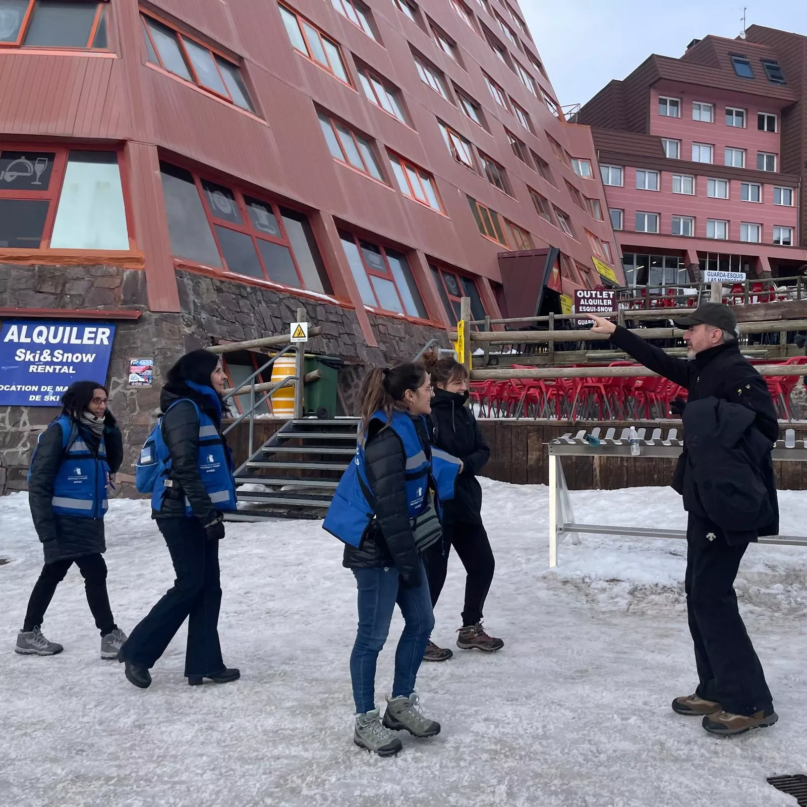 El presidente Azcón habla con cuatro mujeres en Astún tras el accidente