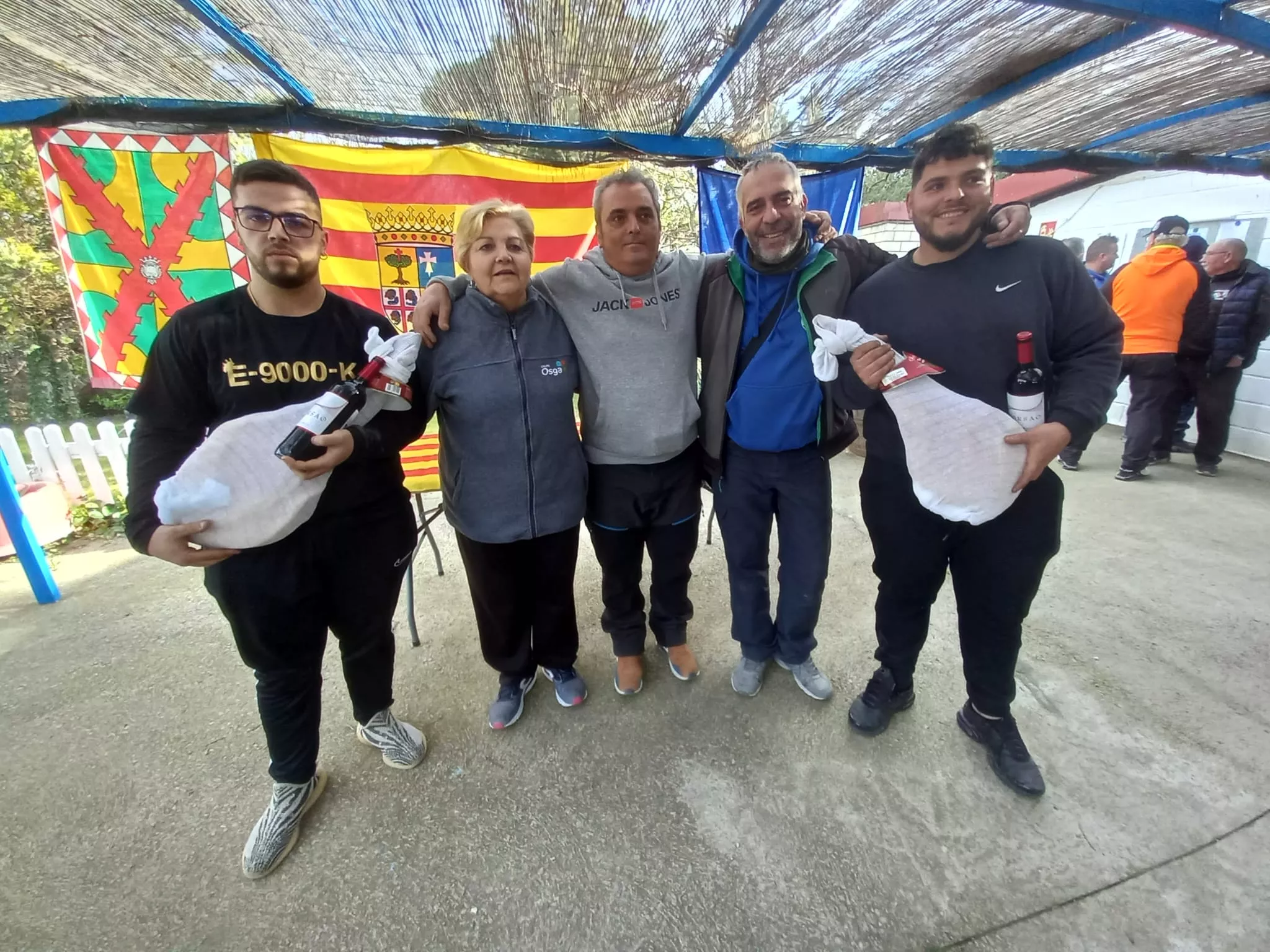 Jamones y vino para los campeones. Foto: José Luis Barrao.