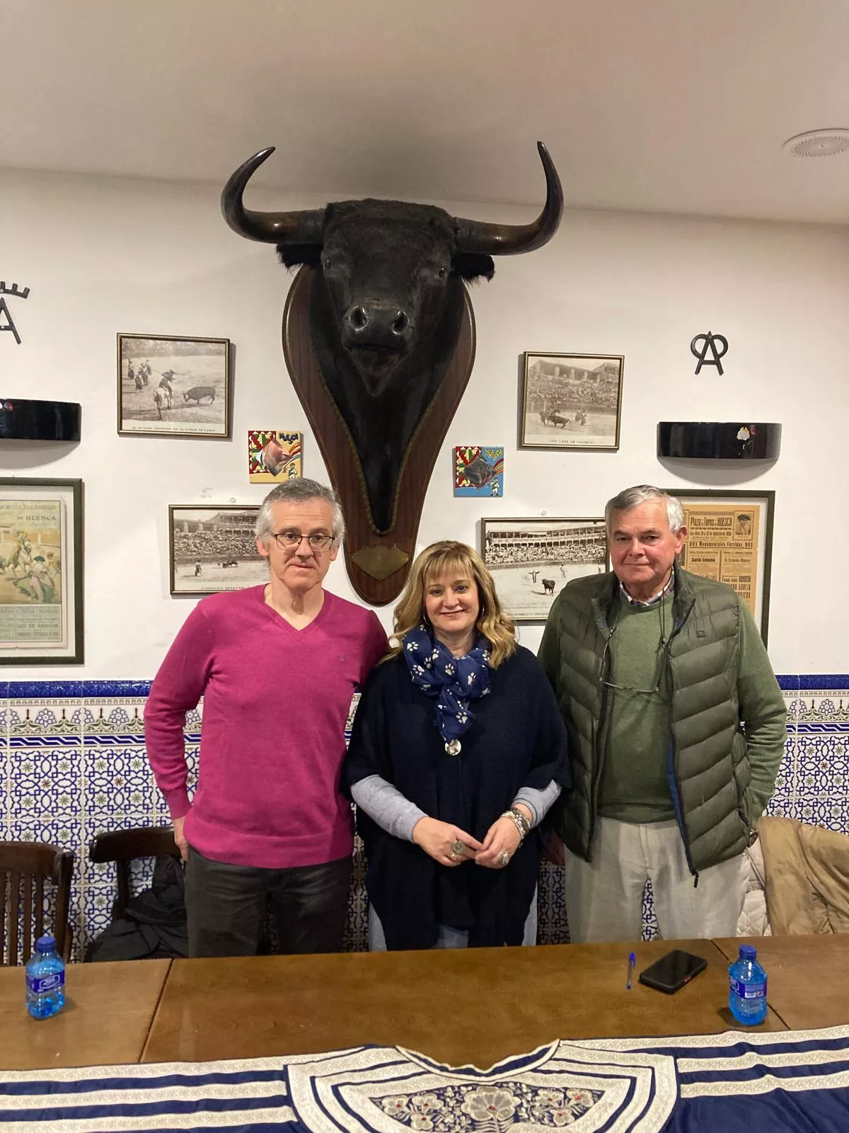La presidenta de la Peña Taurina, Gloria Ruiz, con los conferenciantes Manuel Araujo y Tomás Puente