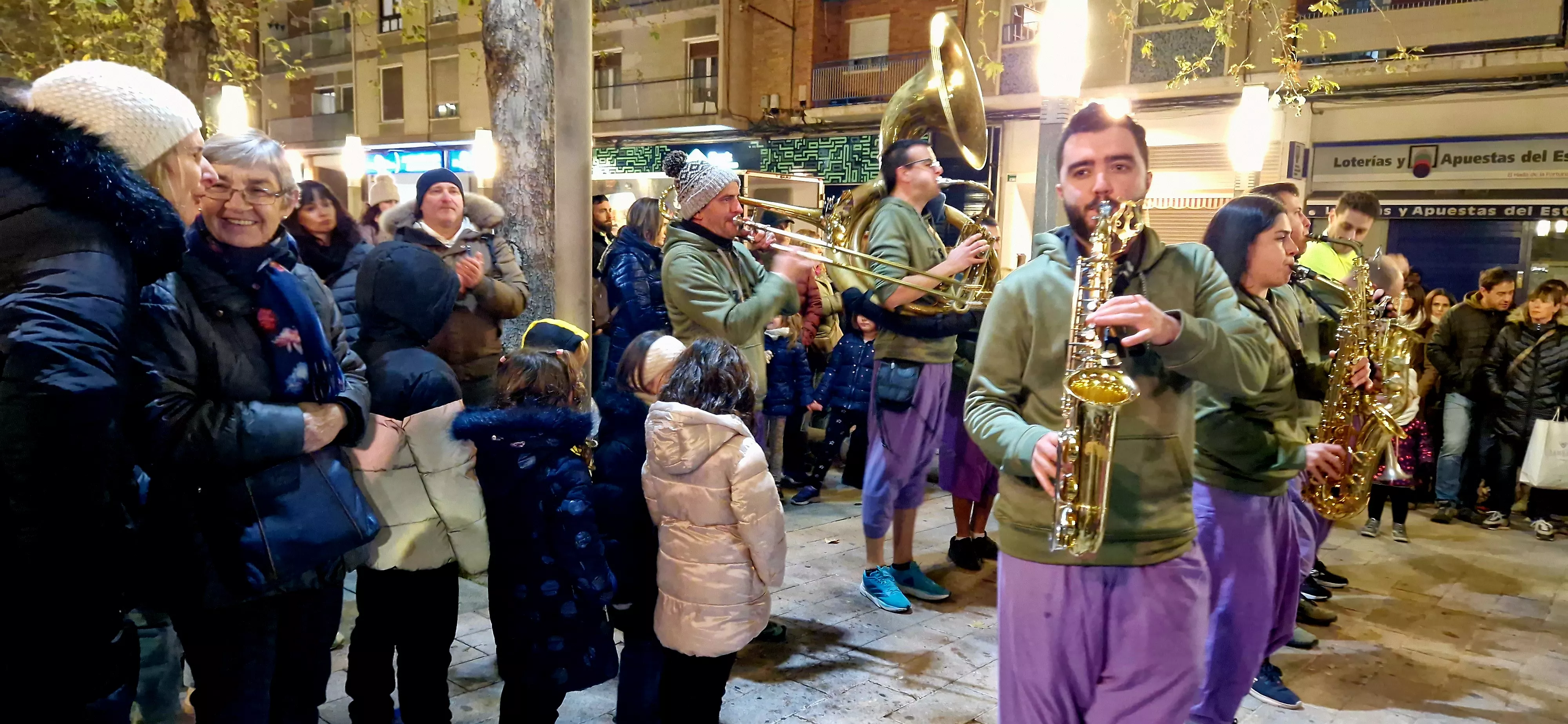 Hoguera de San Antón y reparto de patatas en la plaza Santa Clara. Foto Myriam Martínez 