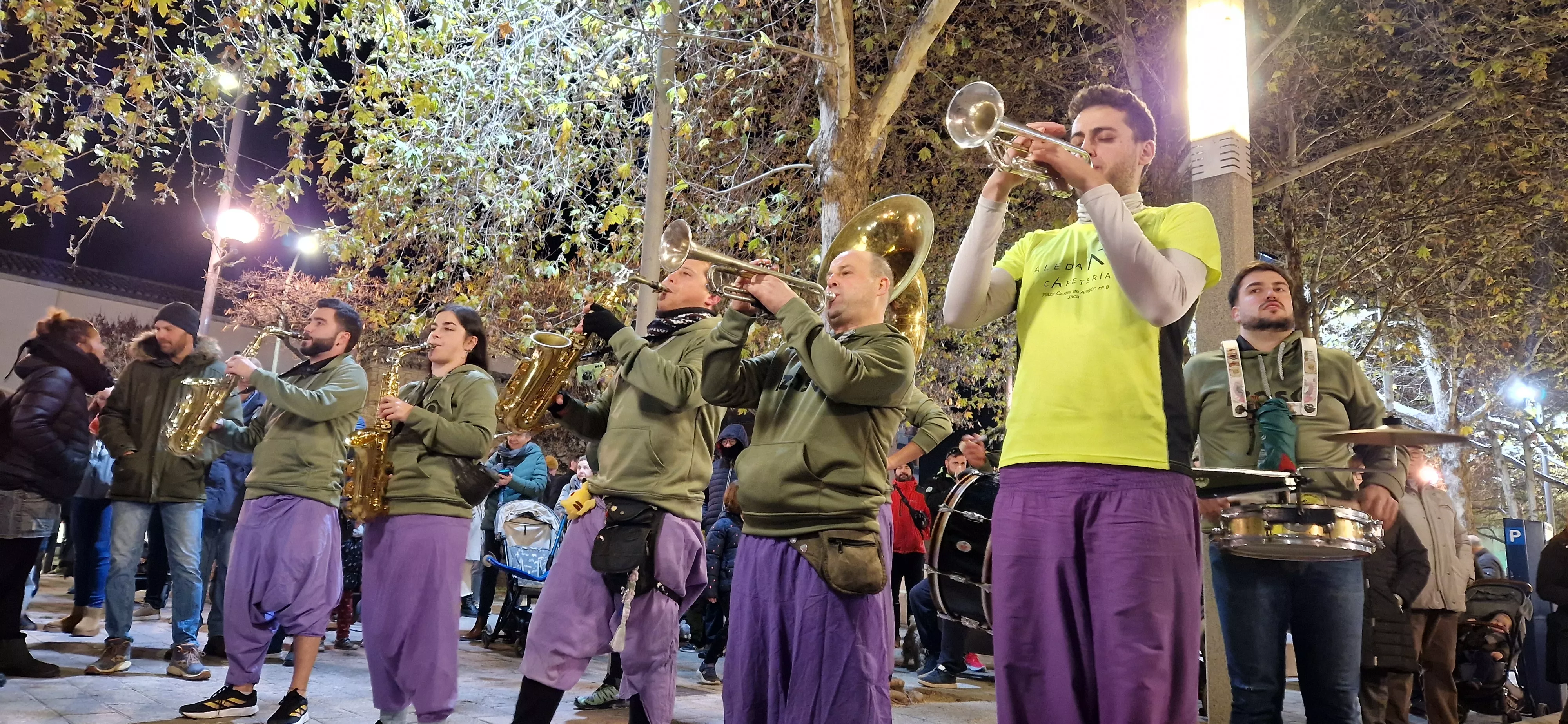 Hoguera de San Antón y reparto de patatas en la plaza Santa Clara. Foto Myriam Martínez 