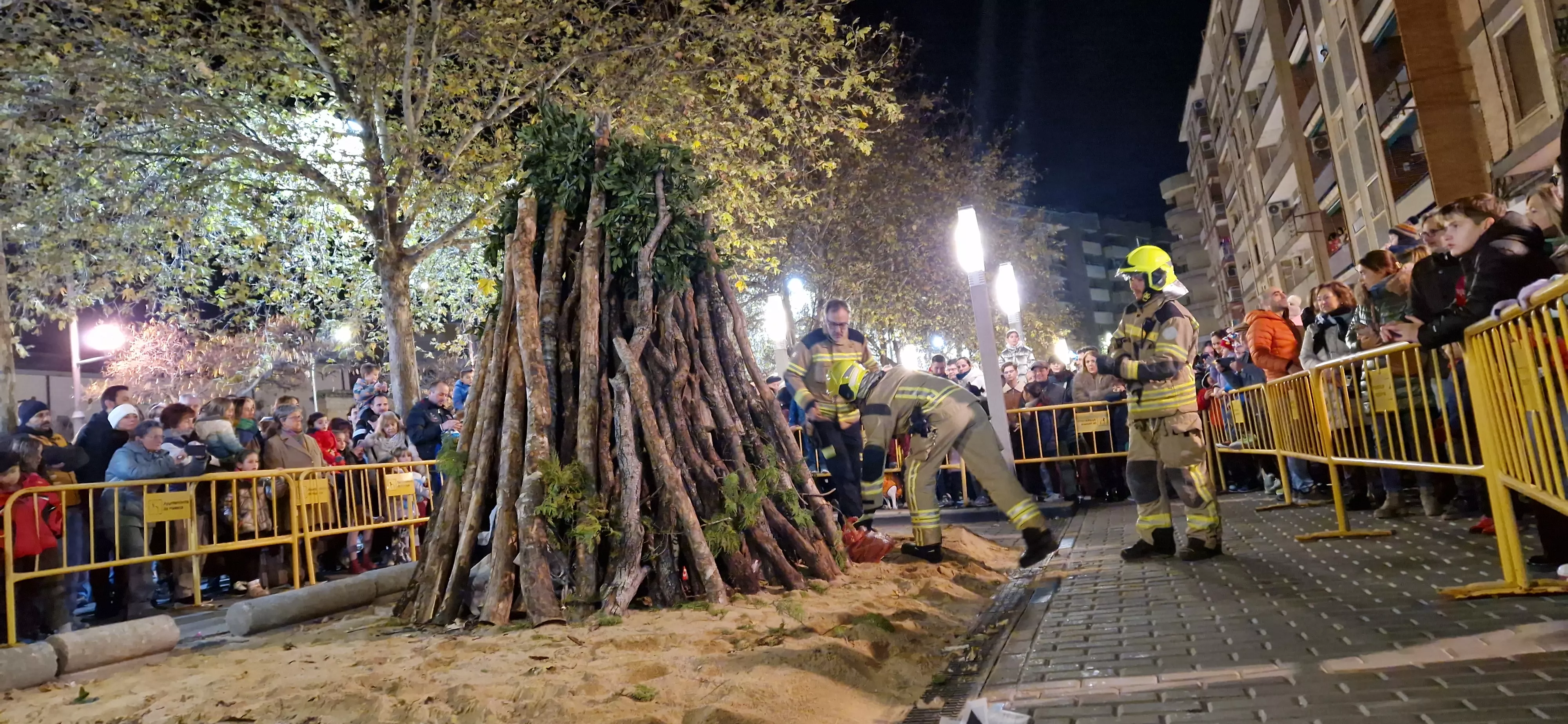 Hoguera de San Antón y reparto de patatas en la plaza Santa Clara. Foto Myriam Martínez 