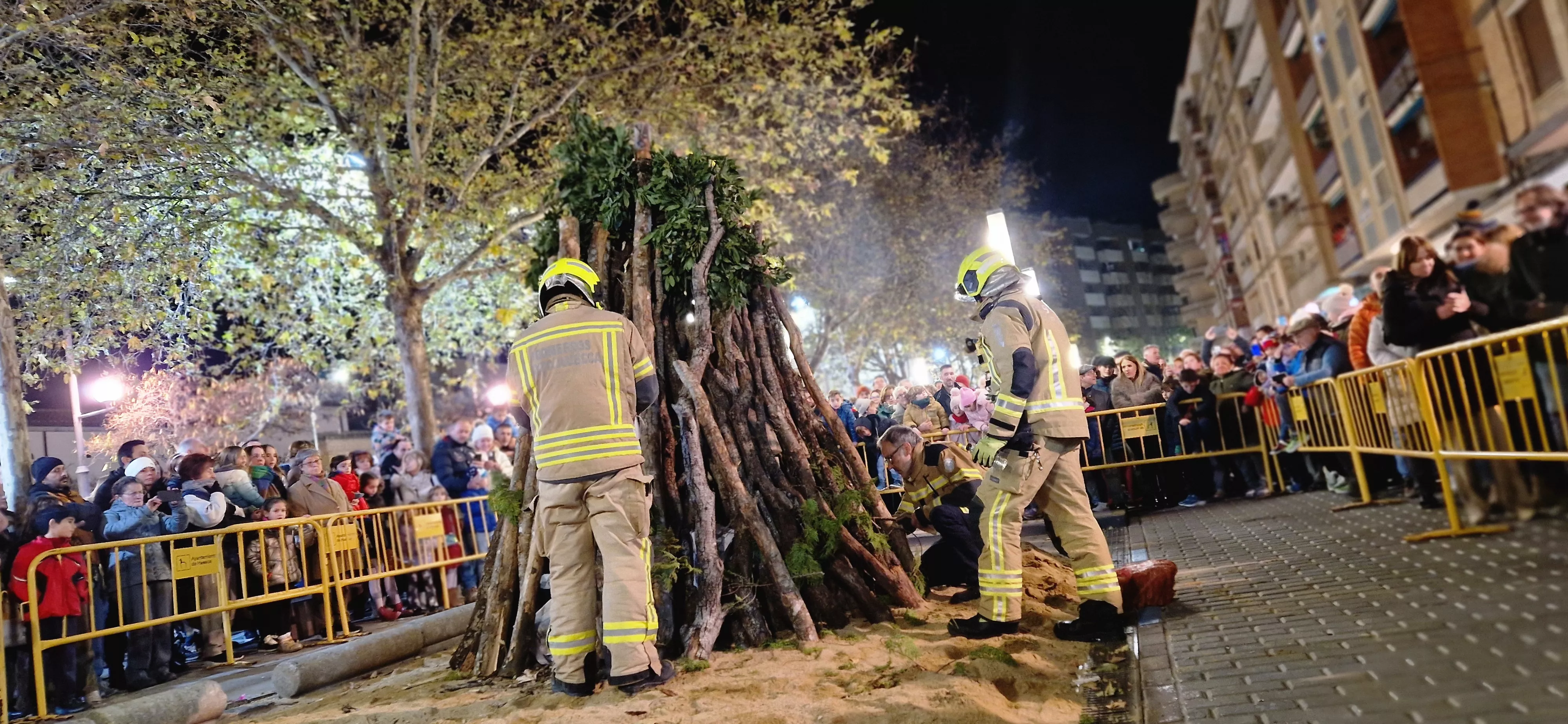 Hoguera de San Antón y reparto de patatas en la plaza Santa Clara. Foto Myriam Martínez 