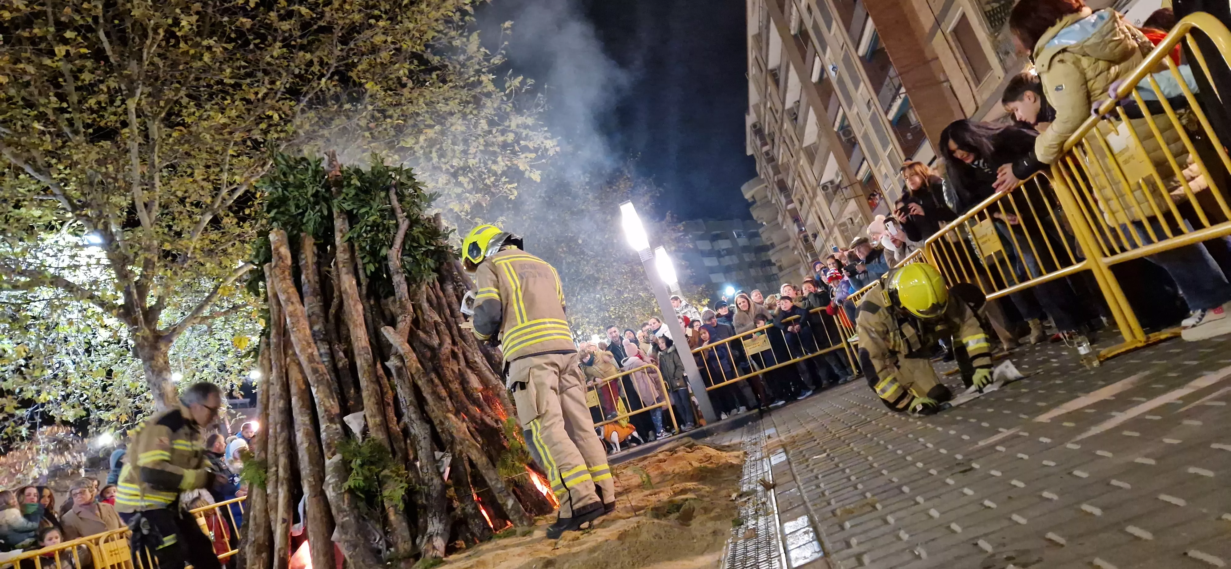 Hoguera de San Antón y reparto de patatas en la plaza Santa Clara. Foto Myriam Martínez 