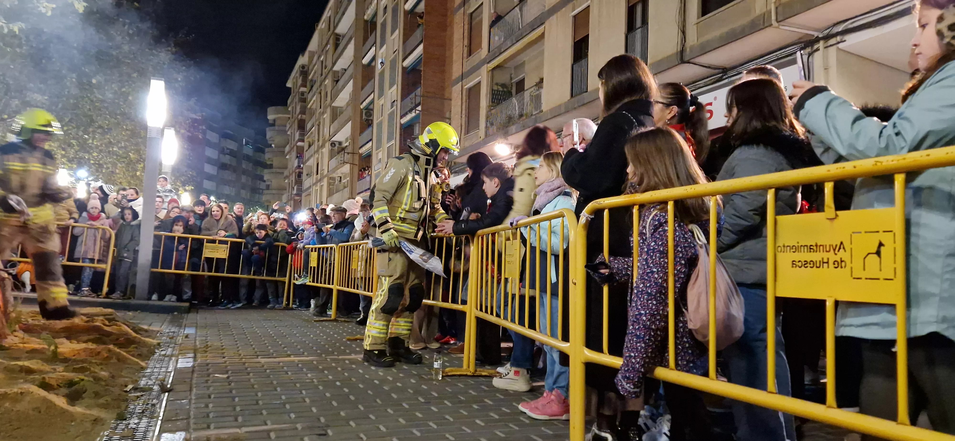 Hoguera de San Antón y reparto de patatas en la plaza Santa Clara. Foto Myriam Martínez 