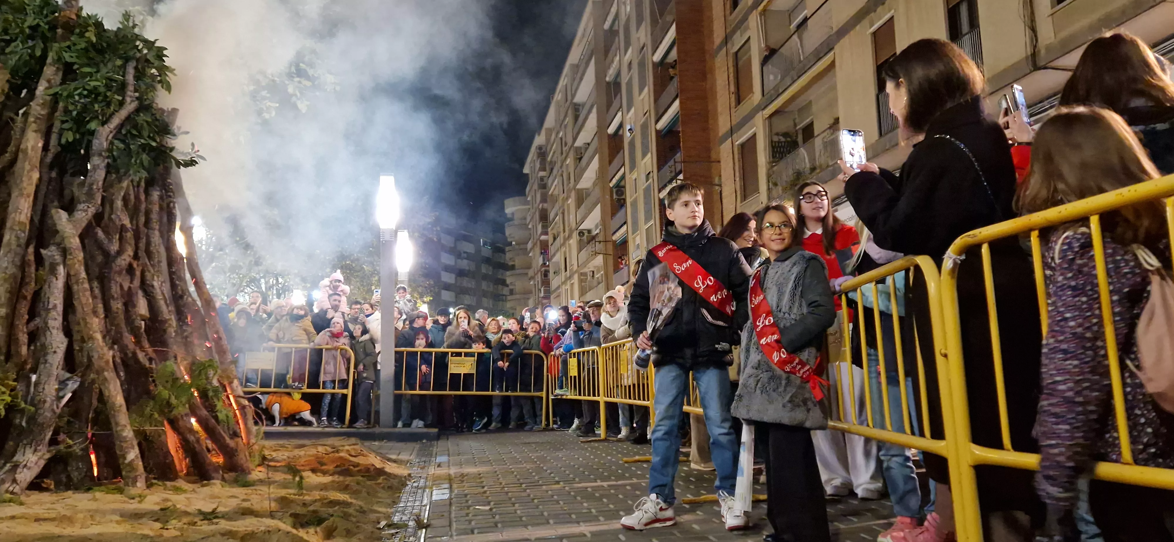 Hoguera de San Antón y reparto de patatas en la plaza Santa Clara. Foto Myriam Martínez 