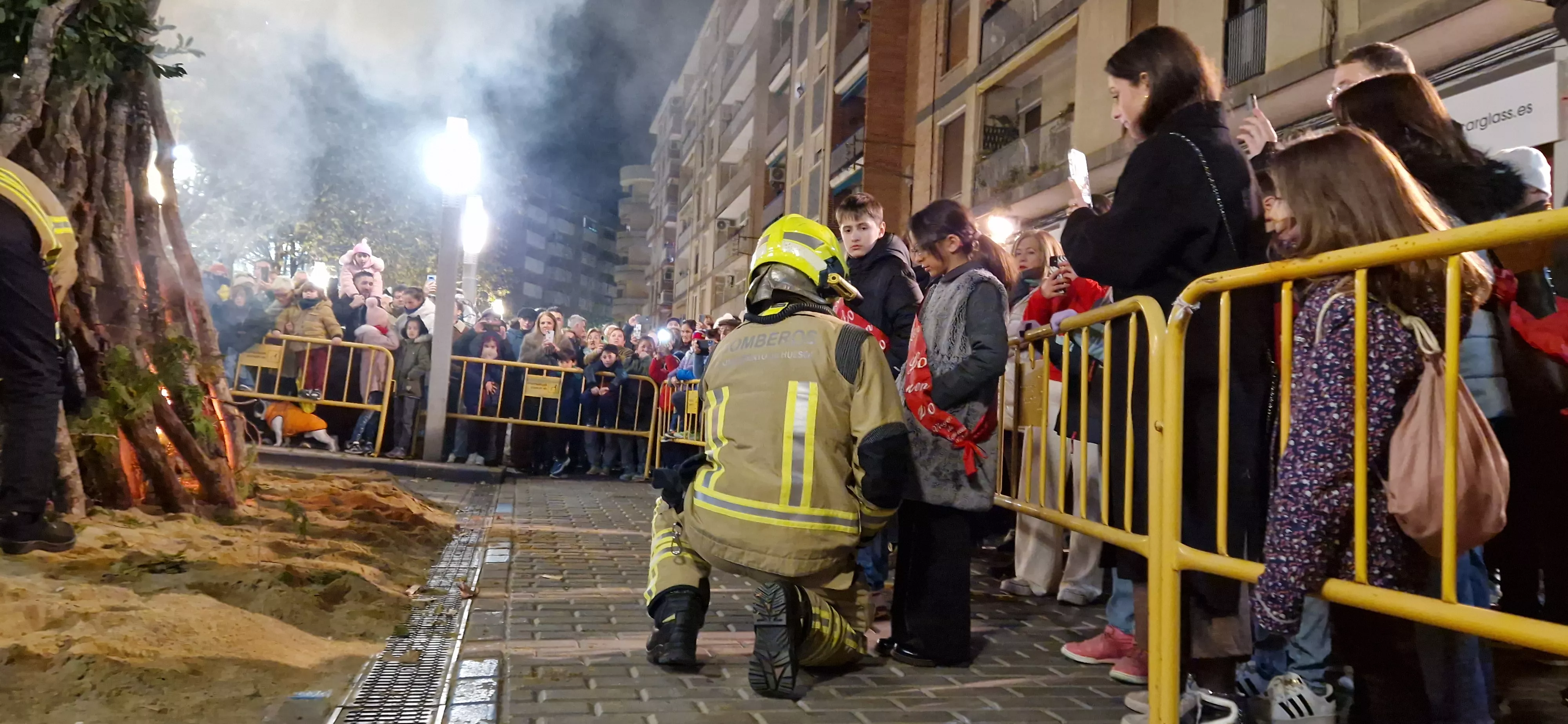 Hoguera de San Antón y reparto de patatas en la plaza Santa Clara. Foto Myriam Martínez 