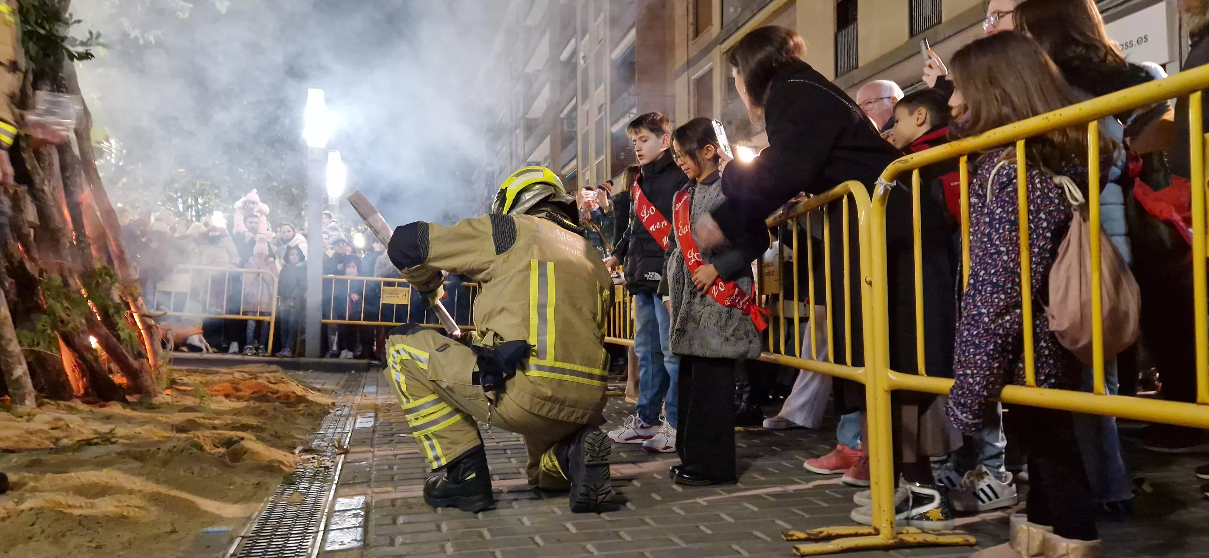 Hoguera de San Antón y reparto de patatas en la plaza Santa Clara. Foto Myriam Martínez 