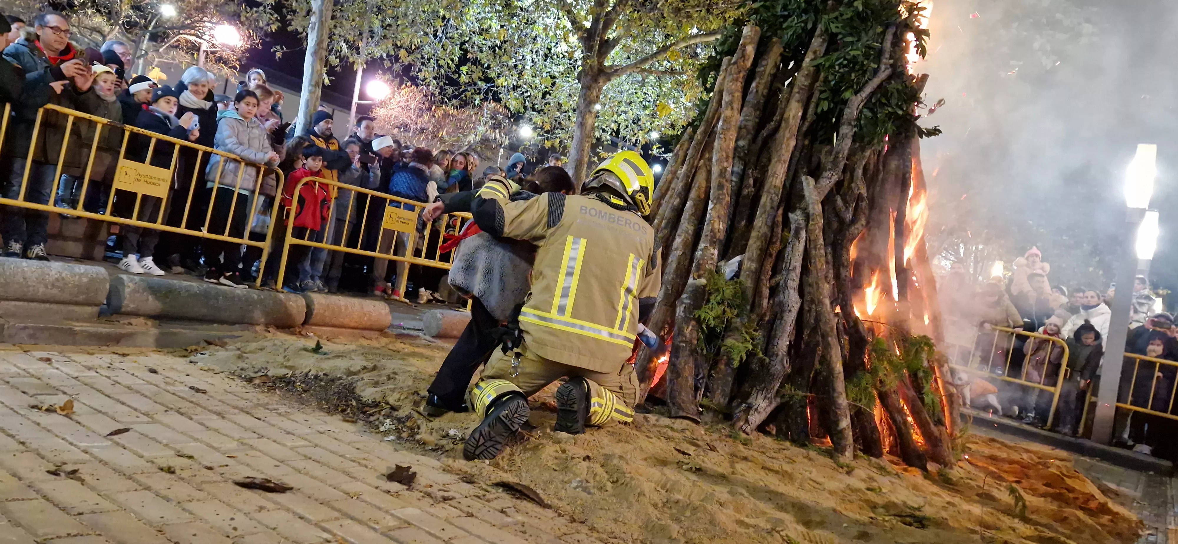 Hoguera de San Antón y reparto de patatas en la plaza Santa Clara. Foto Myriam Martínez 