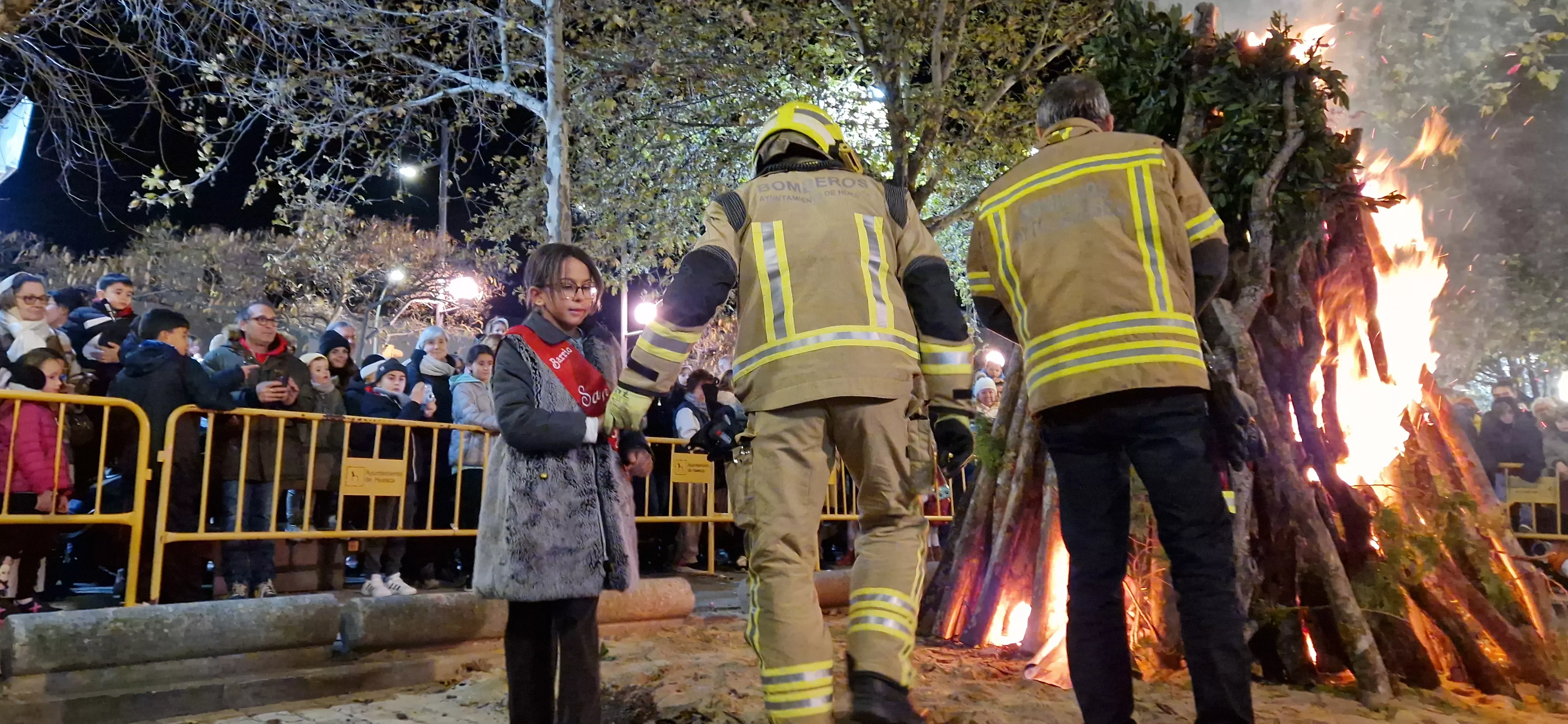 Hoguera de San Antón y reparto de patatas en la plaza Santa Clara. Foto Myriam Martínez 