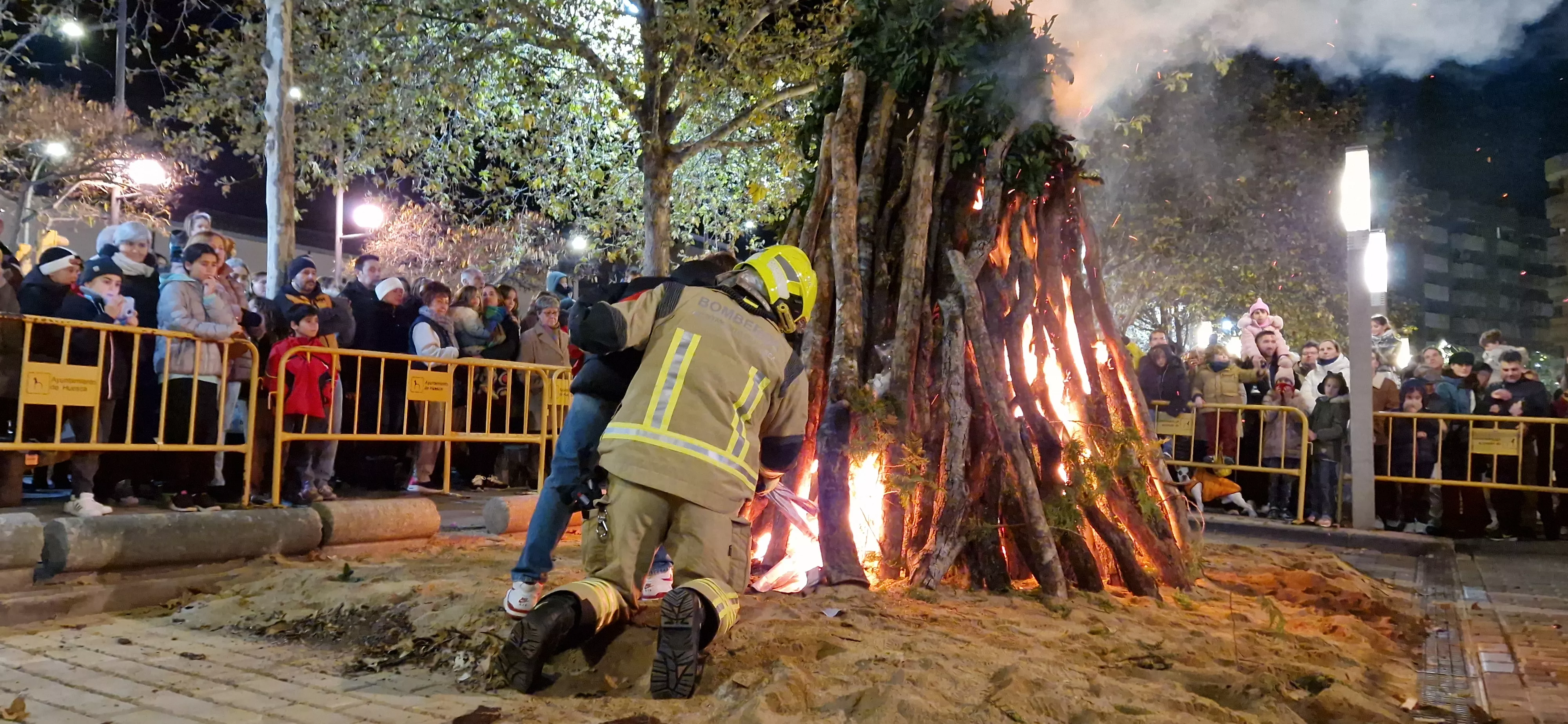 Hoguera de San Antón y reparto de patatas en la plaza Santa Clara. Foto Myriam Martínez 