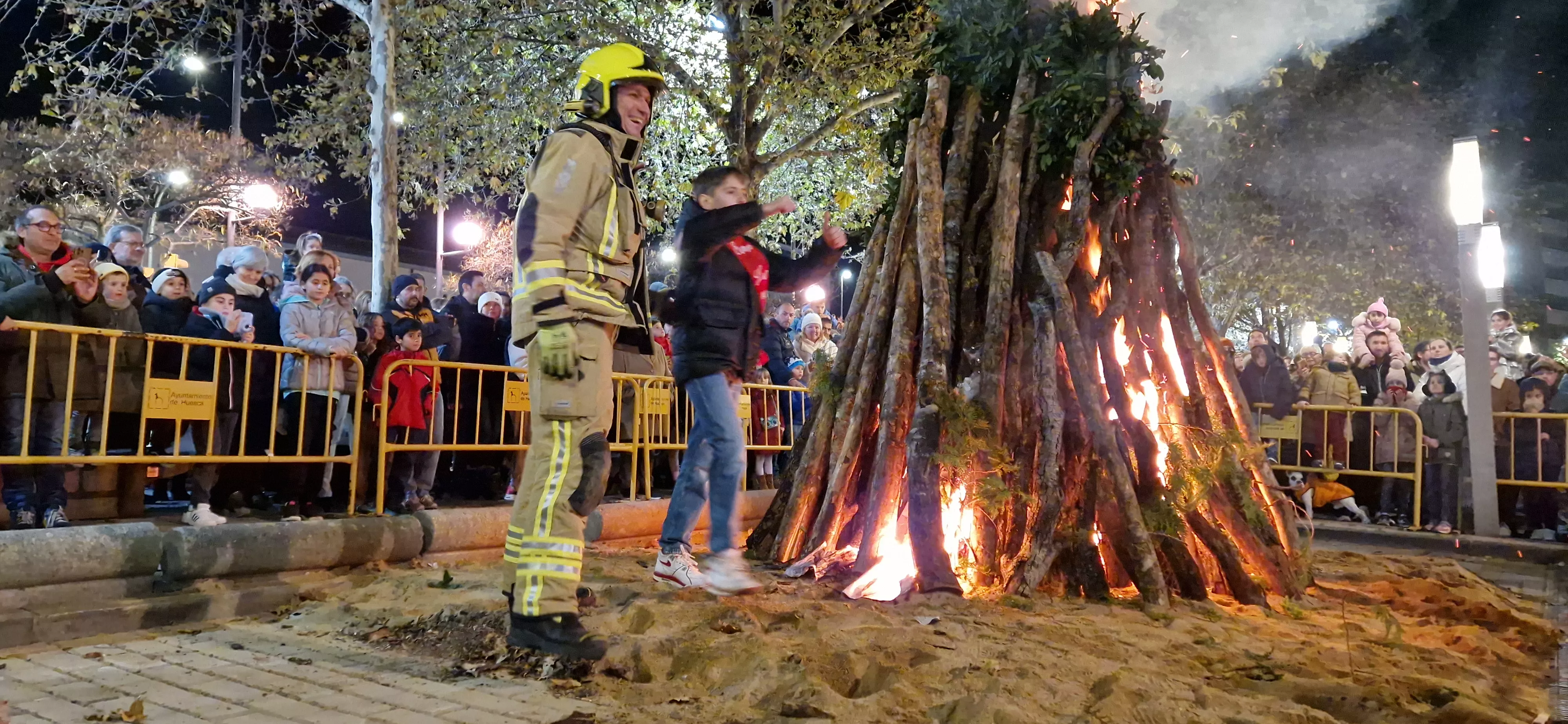Hoguera de San Antón y reparto de patatas en la plaza Santa Clara. Foto Myriam Martínez