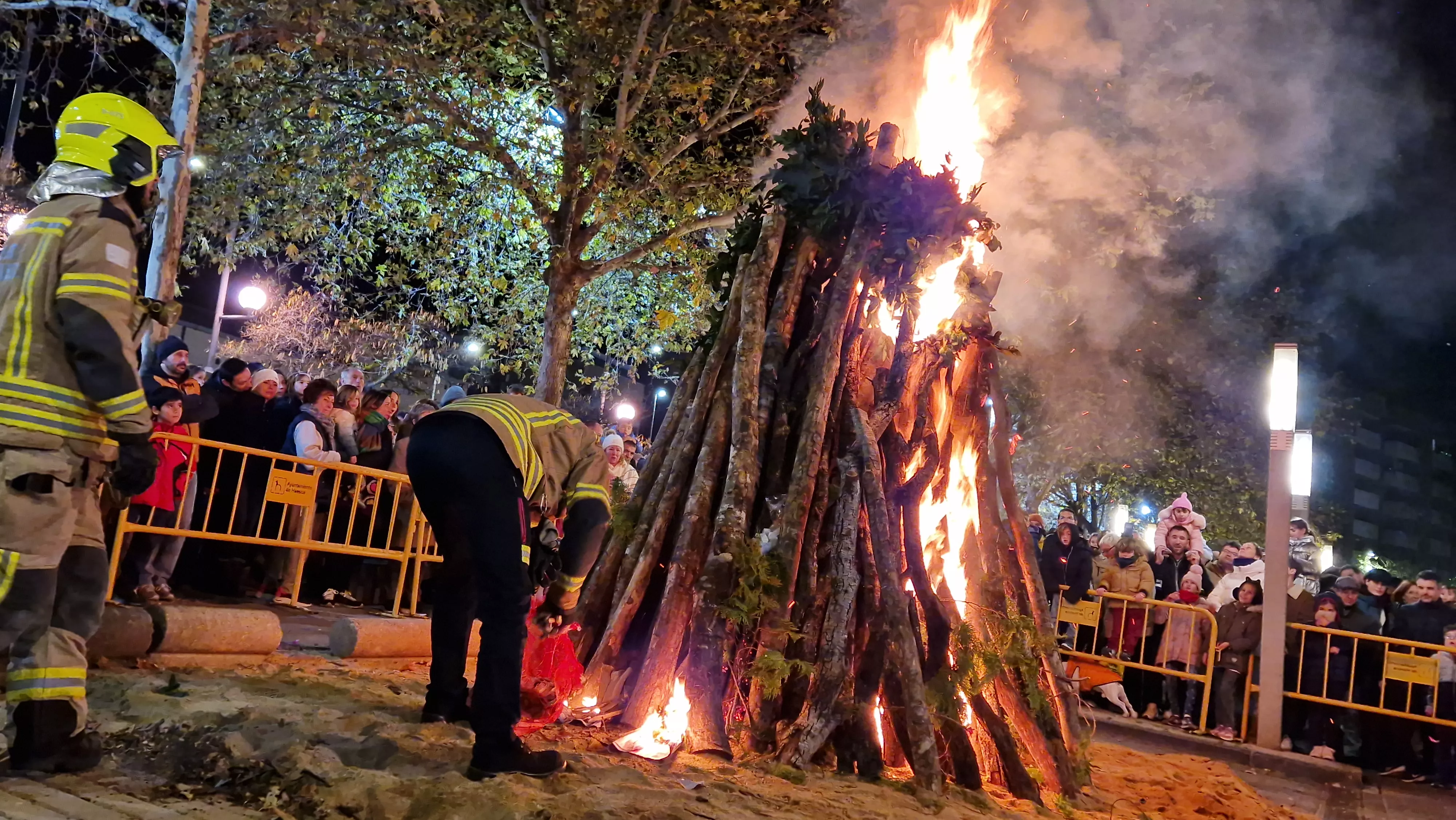 Hoguera de San Antón y reparto de patatas en la plaza Santa Clara. Foto Myriam Martínez 