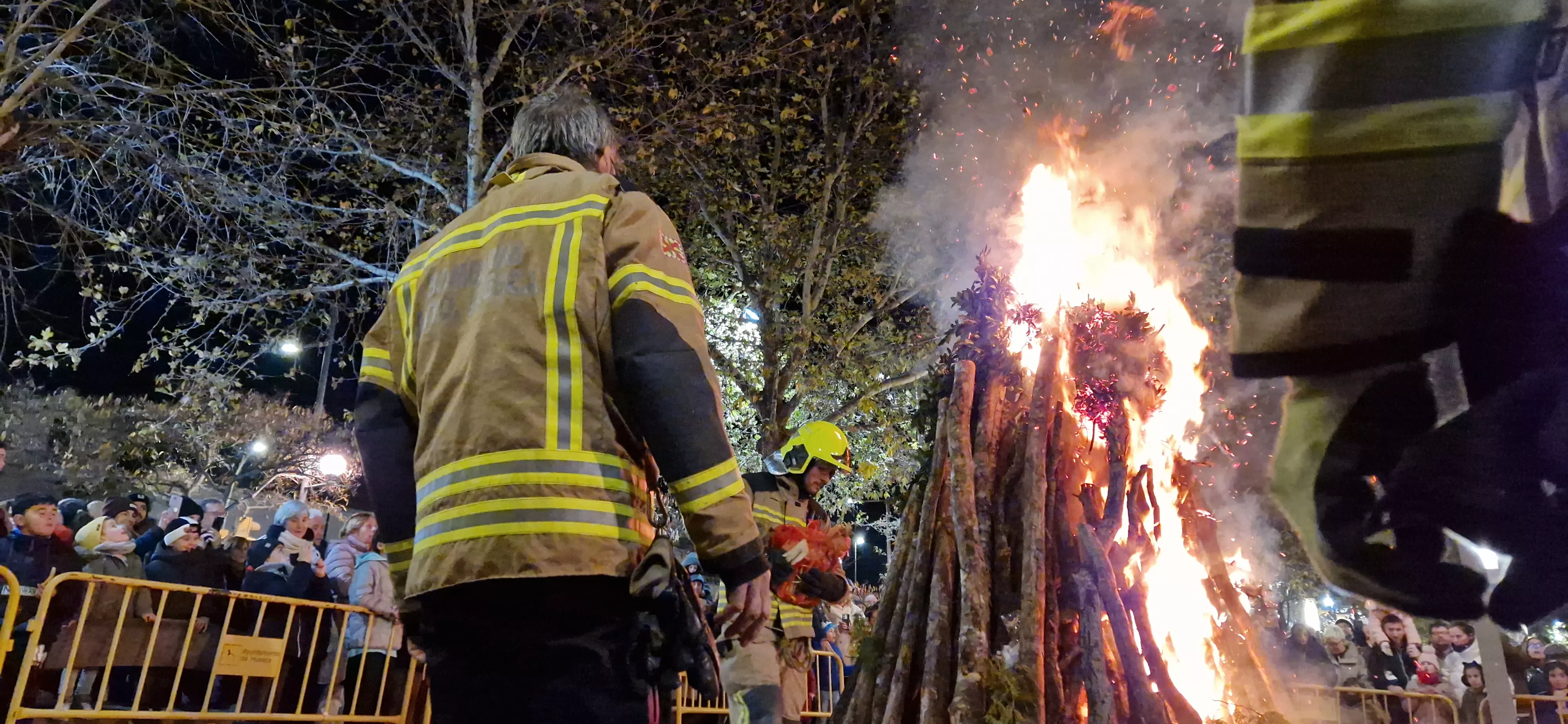 Hoguera de San Antón y reparto de patatas en la plaza Santa Clara. Foto Myriam Martínez 