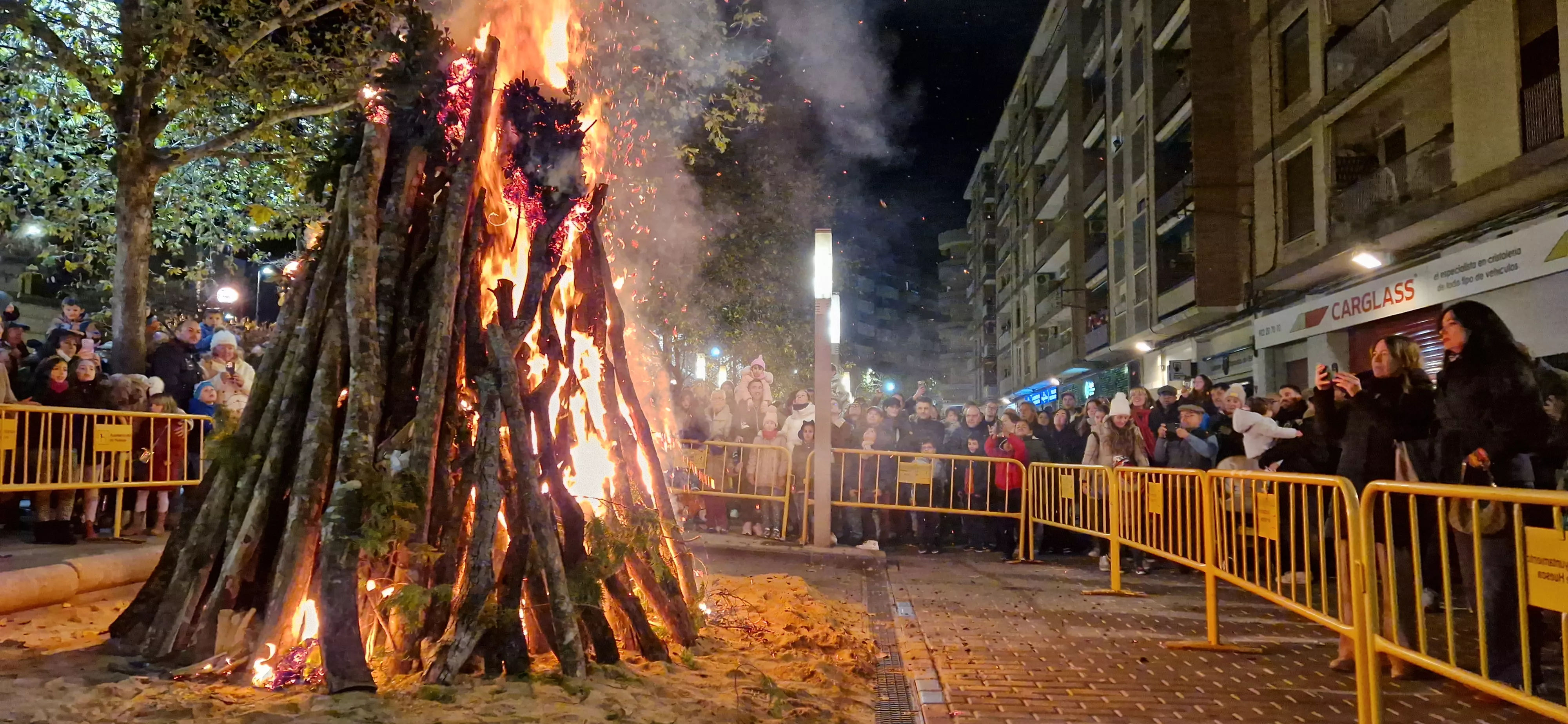 Hoguera de San Antón y reparto de patatas en la plaza Santa Clara. Foto Myriam Martínez 
