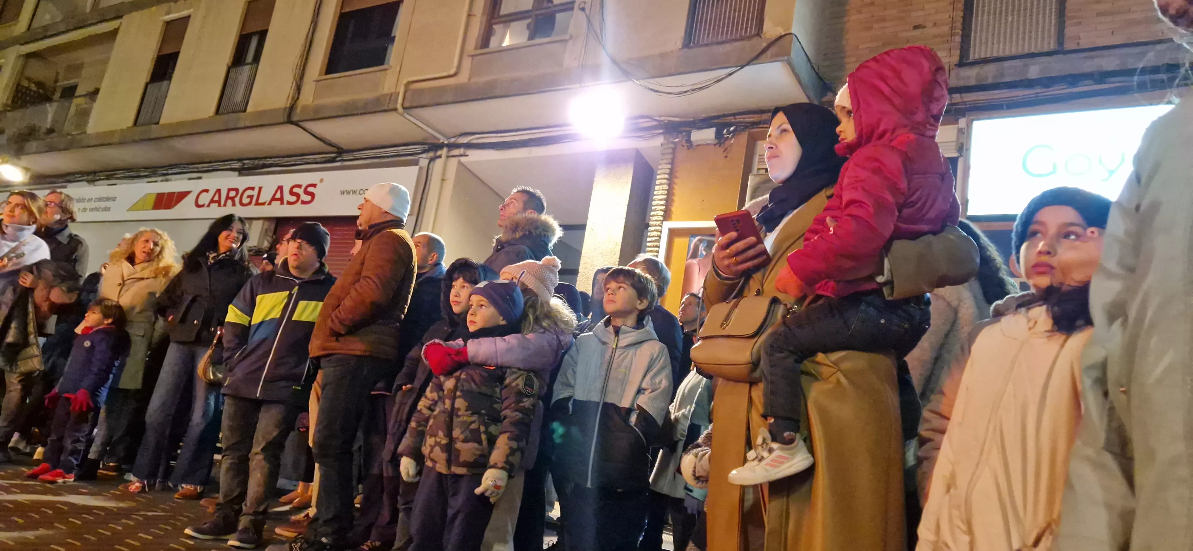 Hoguera de San Antón y reparto de patatas en la plaza Santa Clara. Foto Myriam Martínez 