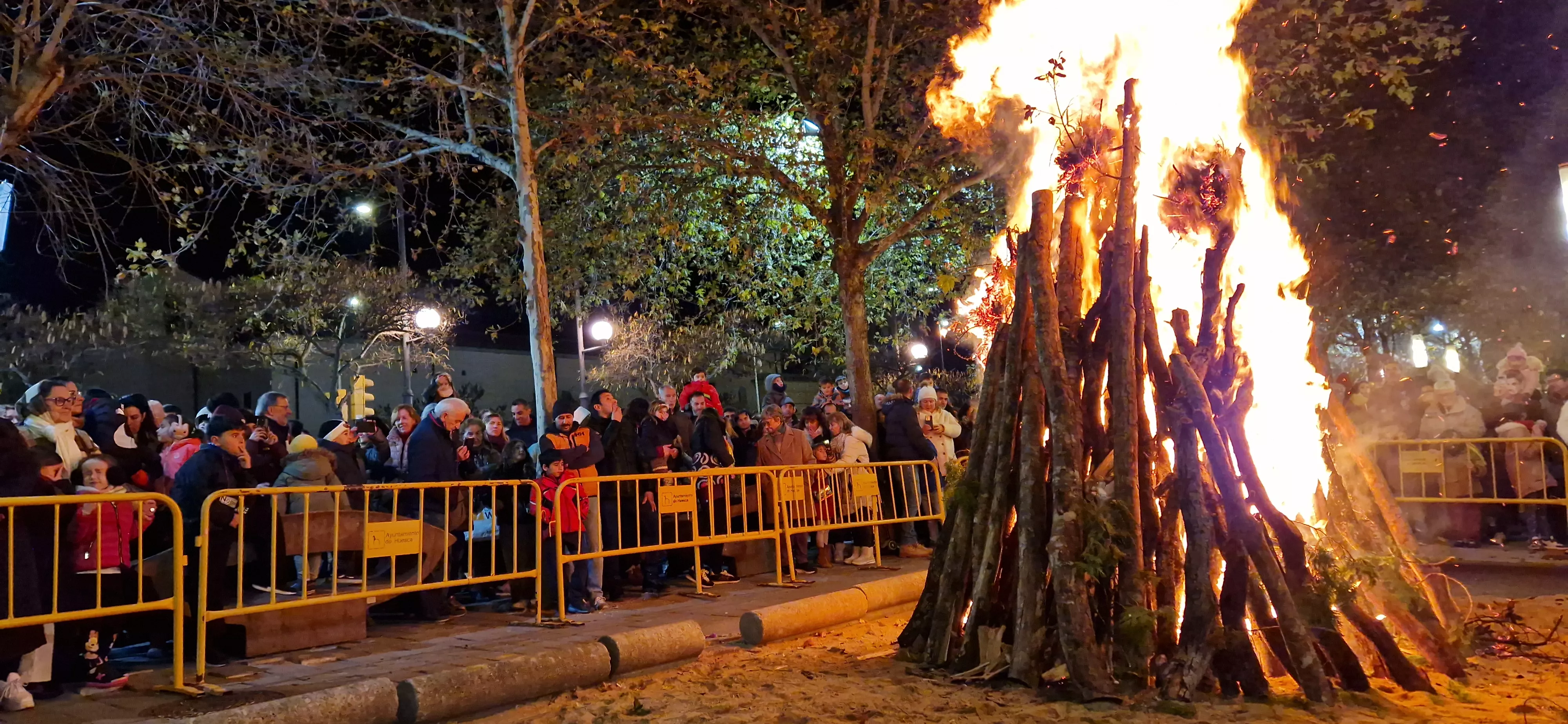 Hoguera de San Antón y reparto de patatas en la plaza Santa Clara. Foto Myriam Martínez 