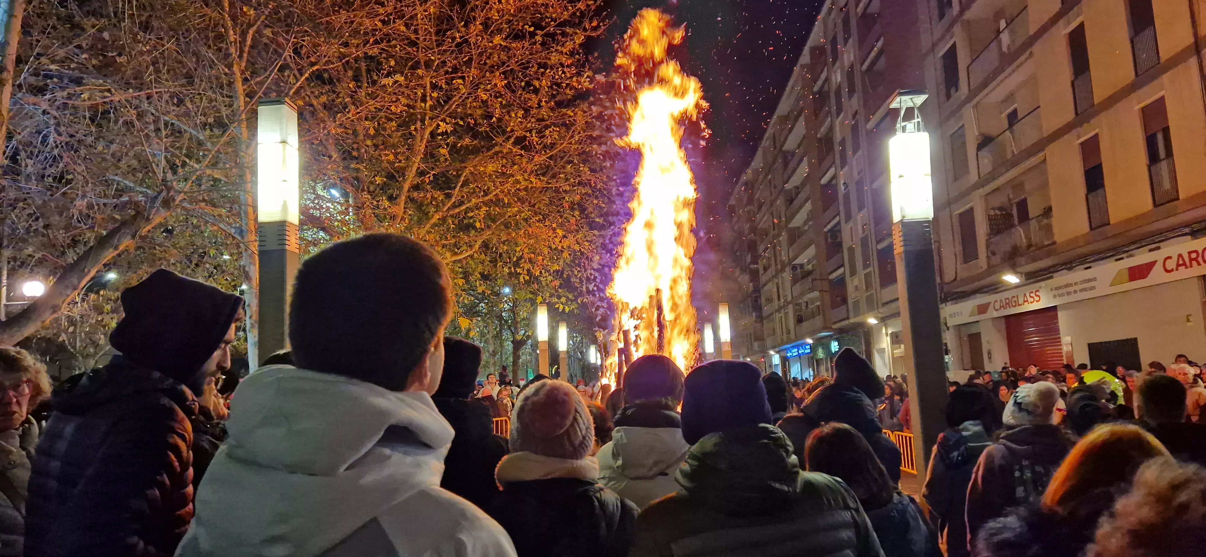 Hoguera de San Antón y reparto de patatas en la plaza Santa Clara. Foto Myriam Martínez 