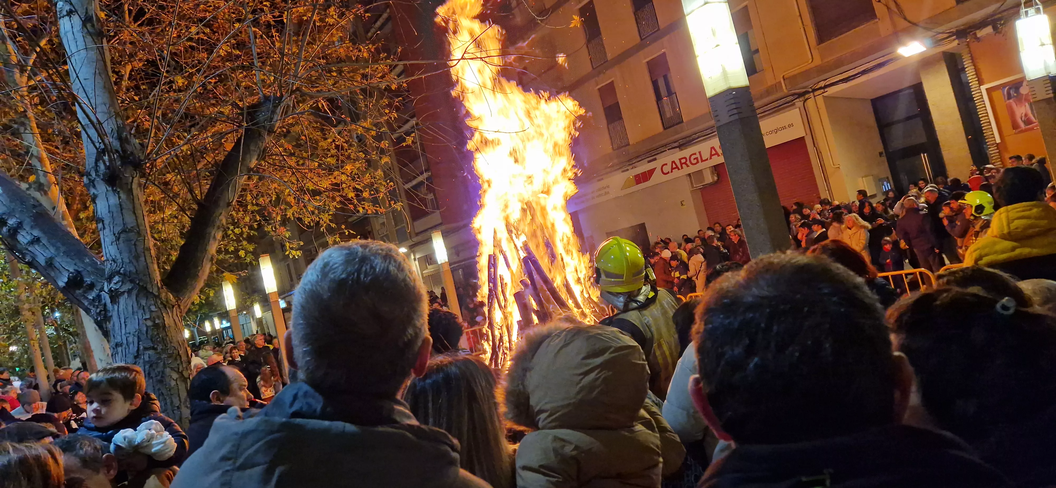 Hoguera de San Antón y reparto de patatas en la plaza Santa Clara. Foto Myriam Martínez 