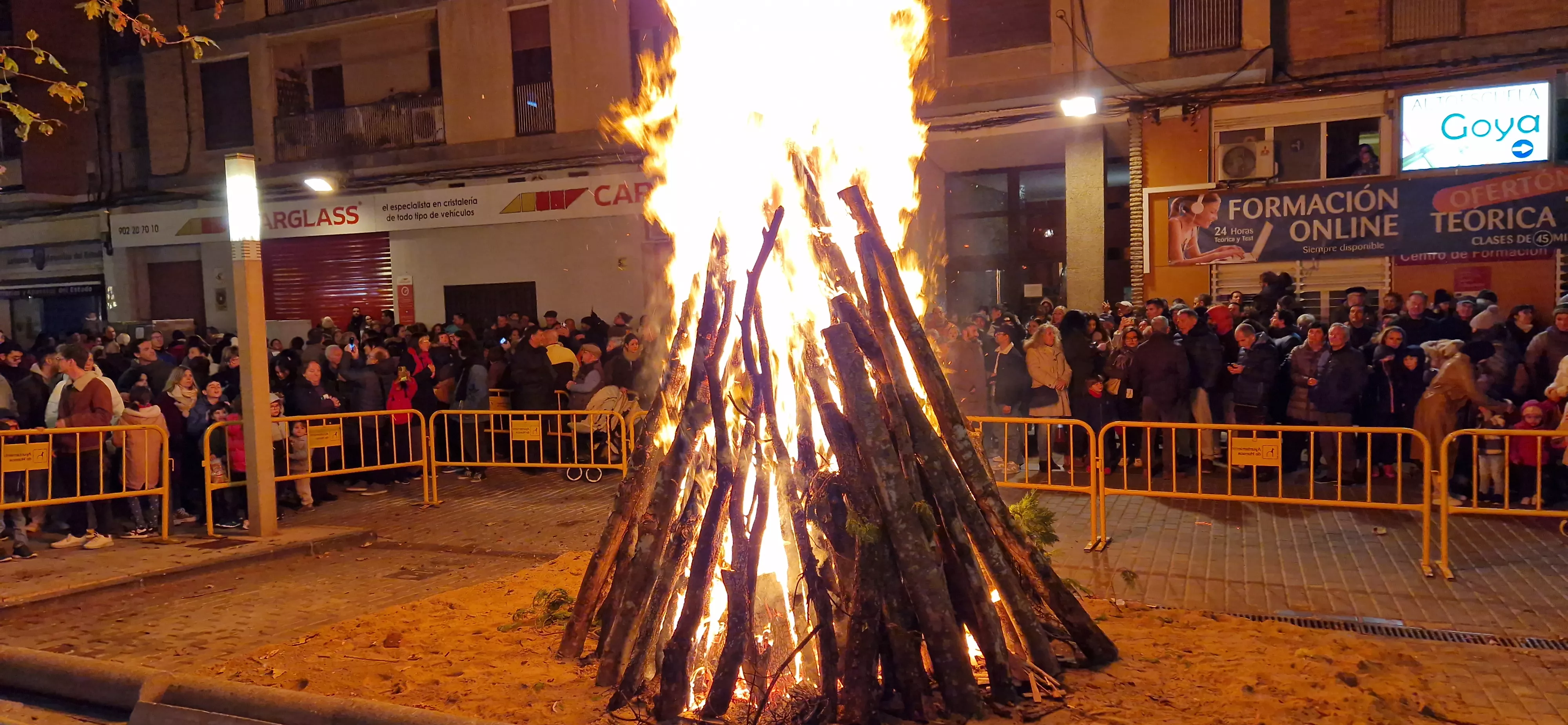 Hoguera de San Antón y reparto de patatas en la plaza Santa Clara. Foto Myriam Martínez 