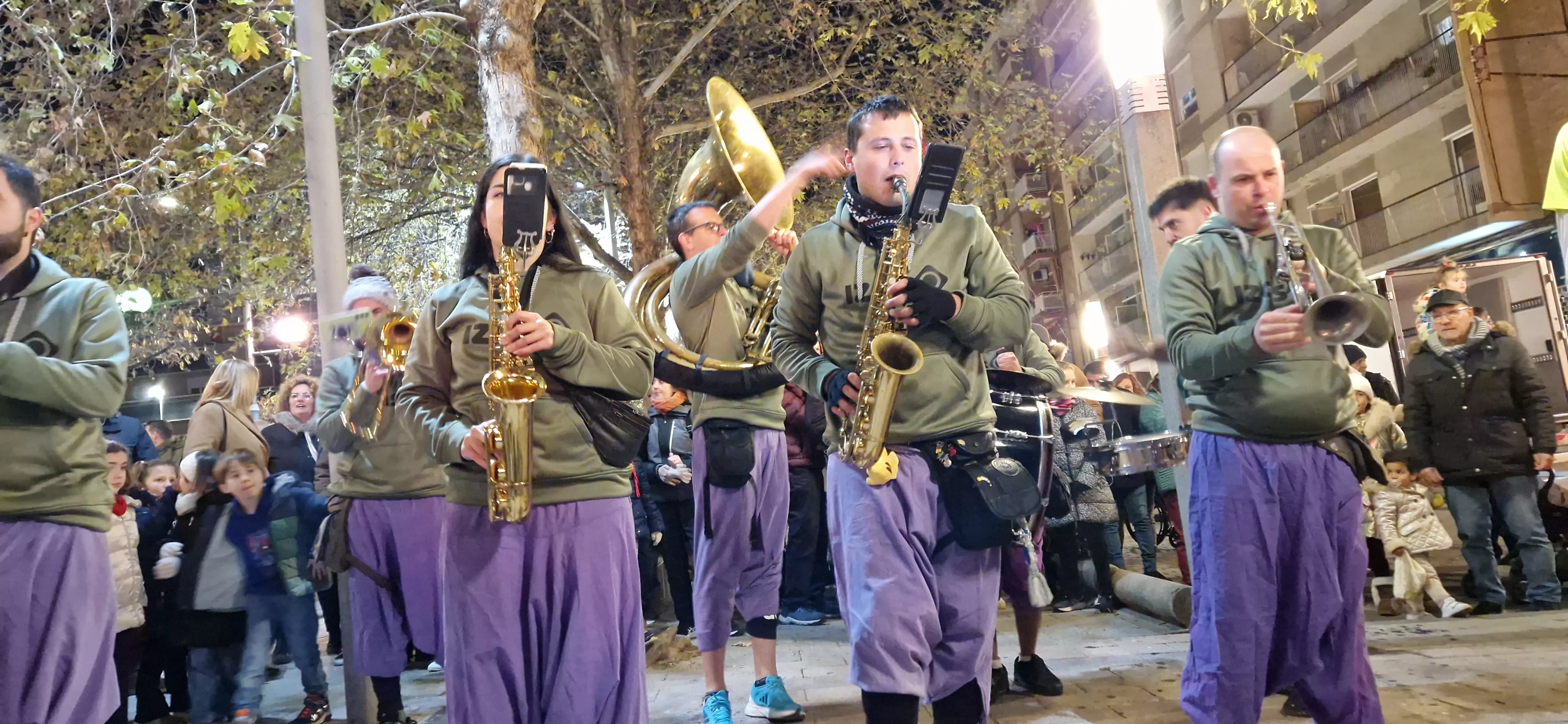 Hoguera de San Antón y reparto de patatas en la plaza Santa Clara. Foto Myriam Martínez 