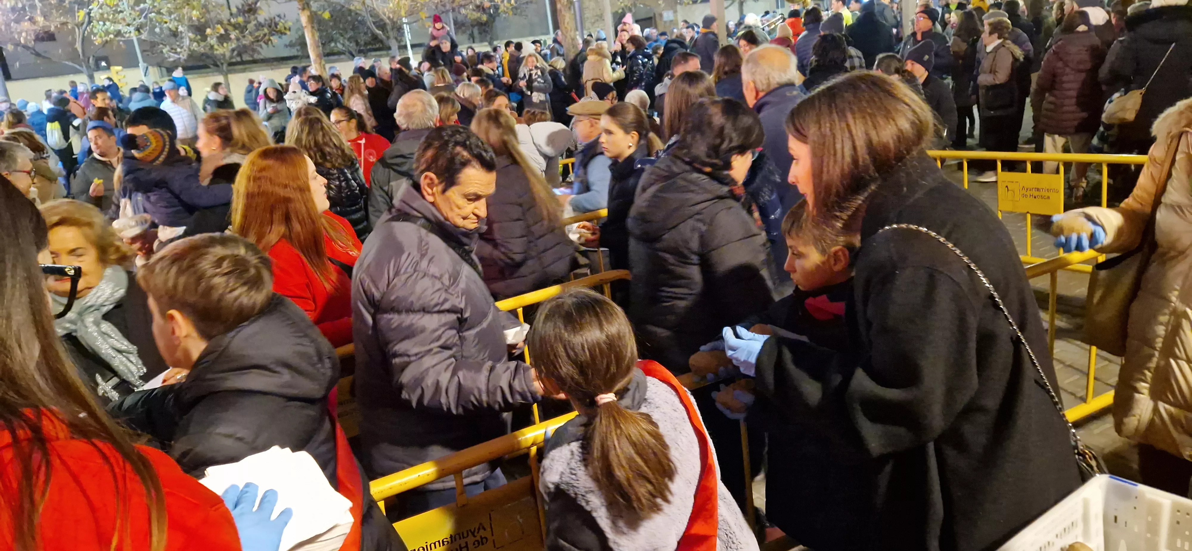 Hoguera de San Antón y reparto de patatas en la plaza Santa Clara. Foto Myriam Martínez 