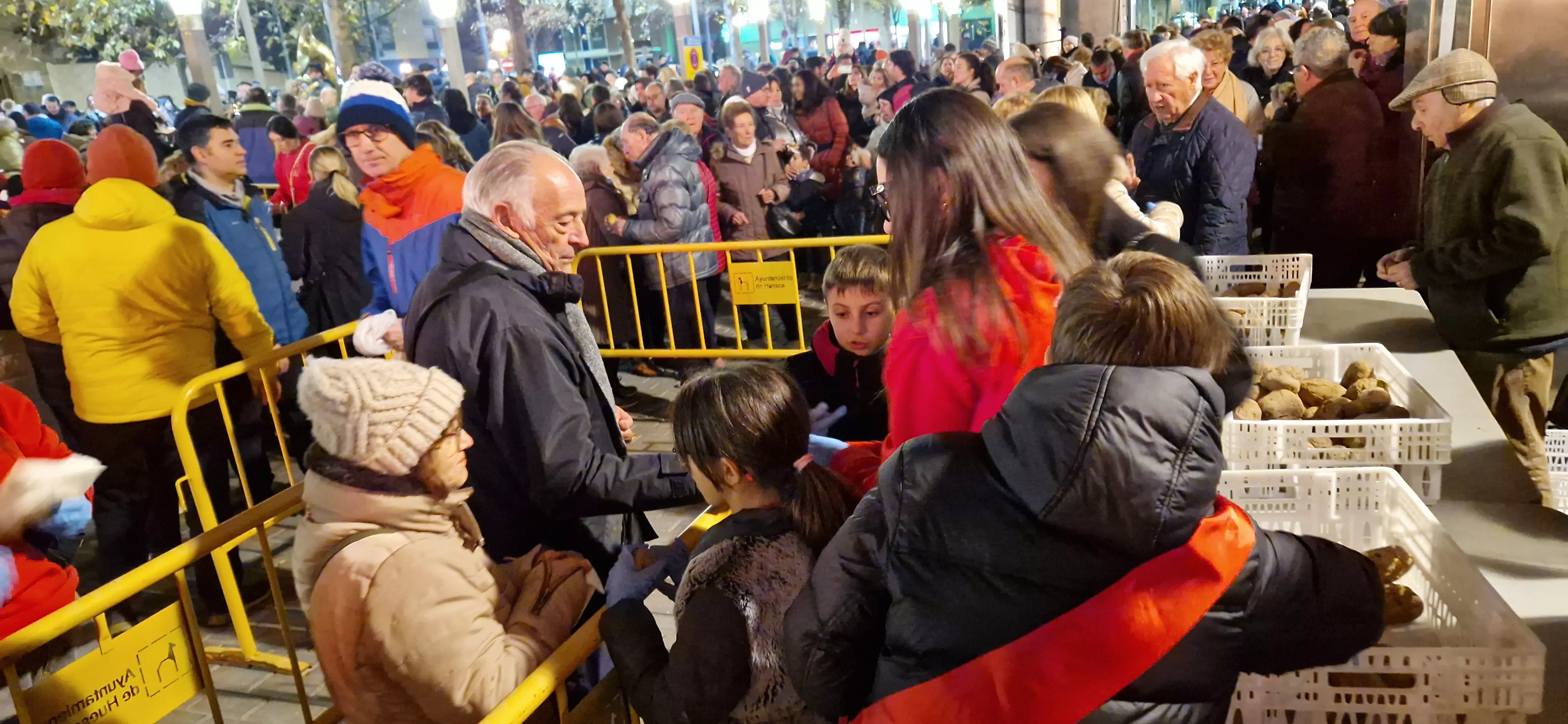 Hoguera de San Antón y reparto de patatas en la plaza Santa Clara. Foto Myriam Martínez 