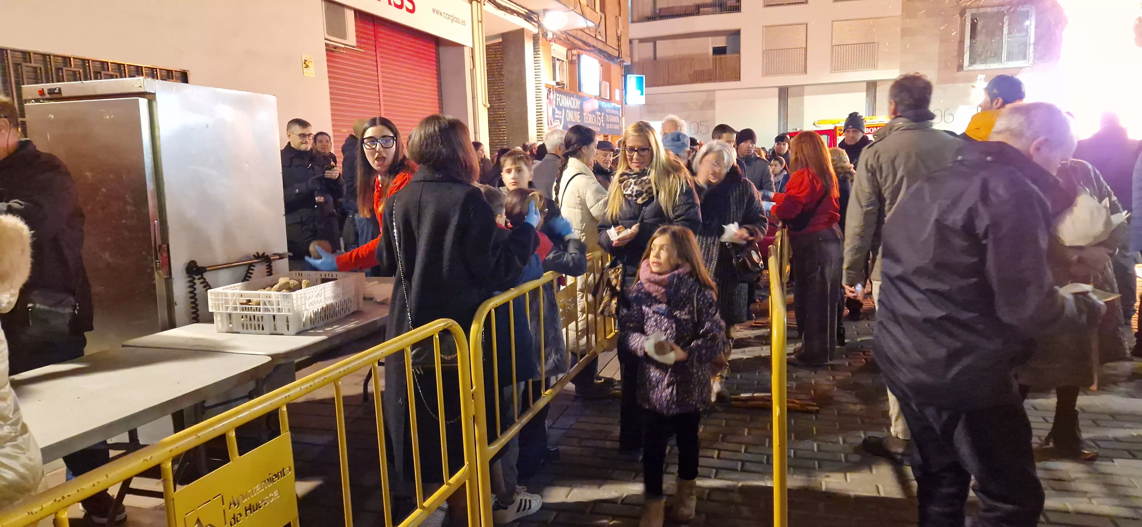 Hoguera de San Antón y reparto de patatas en la plaza Santa Clara. Foto Myriam Martínez 